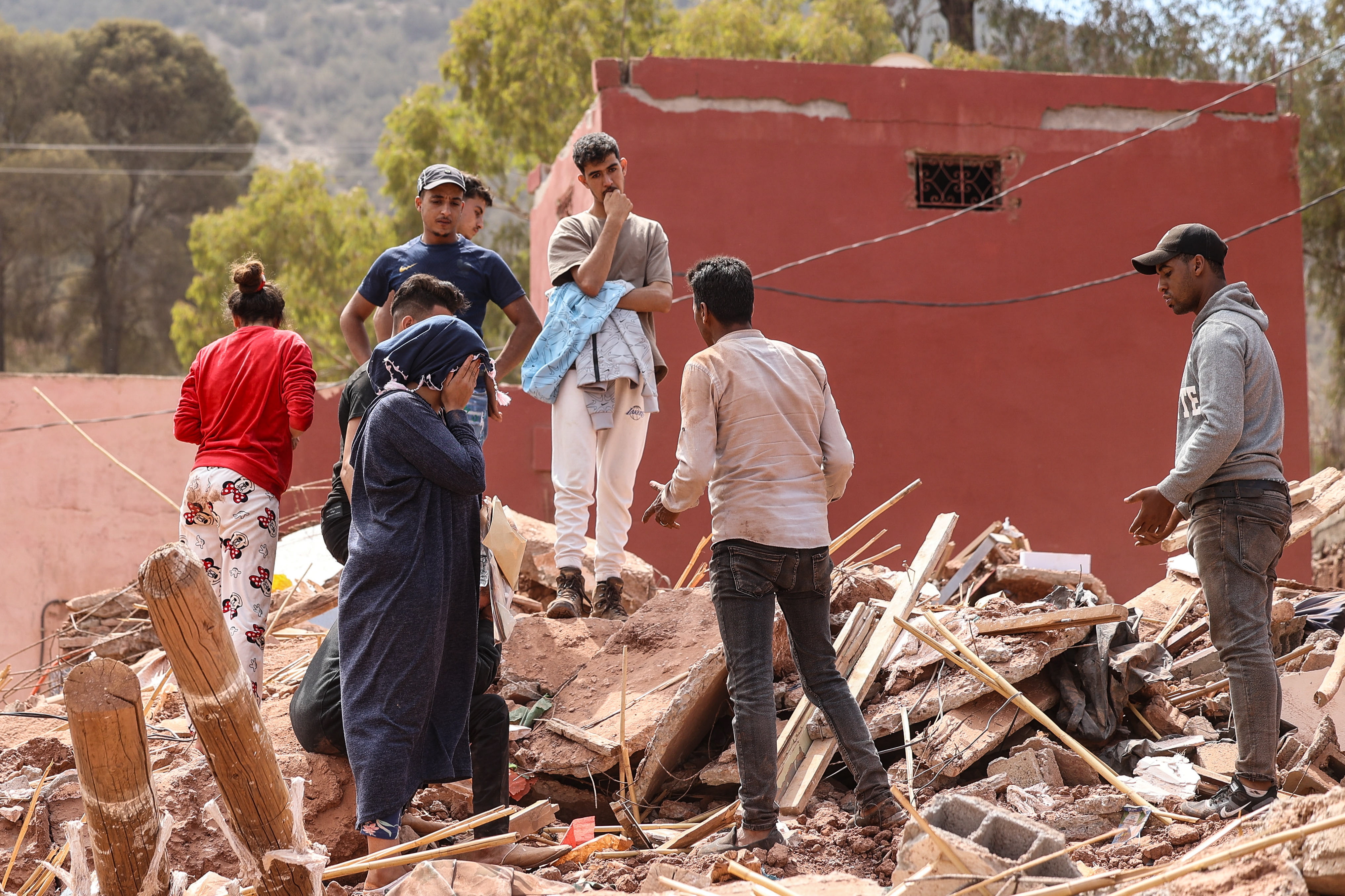 Ouirgane (Marrocos), 12/09/2023.- A family looks for five bodies in the destroyed houses in the town of Ouirgane, 95 kms south of Marrakesh, Morocco, 12 september 2023. The once touristical town is completely damaged by the magnitude 6.8 earthquake that struck central Morocco late 08 September that has killed more than 2,800 people and damaging buildings from villages and towns in the Atlas Mountains to Marrakesh, according to a report released by the country's Interior Ministry. The earthquake has affected more than 300,000 people in Marrakesh and its outskirts, the UN Office for the Coordination of Humanitarian Affairs (OCHA) said. (Terremoto/sismo, Marruecos) EFE/EPA/TIAGO PETINGA
