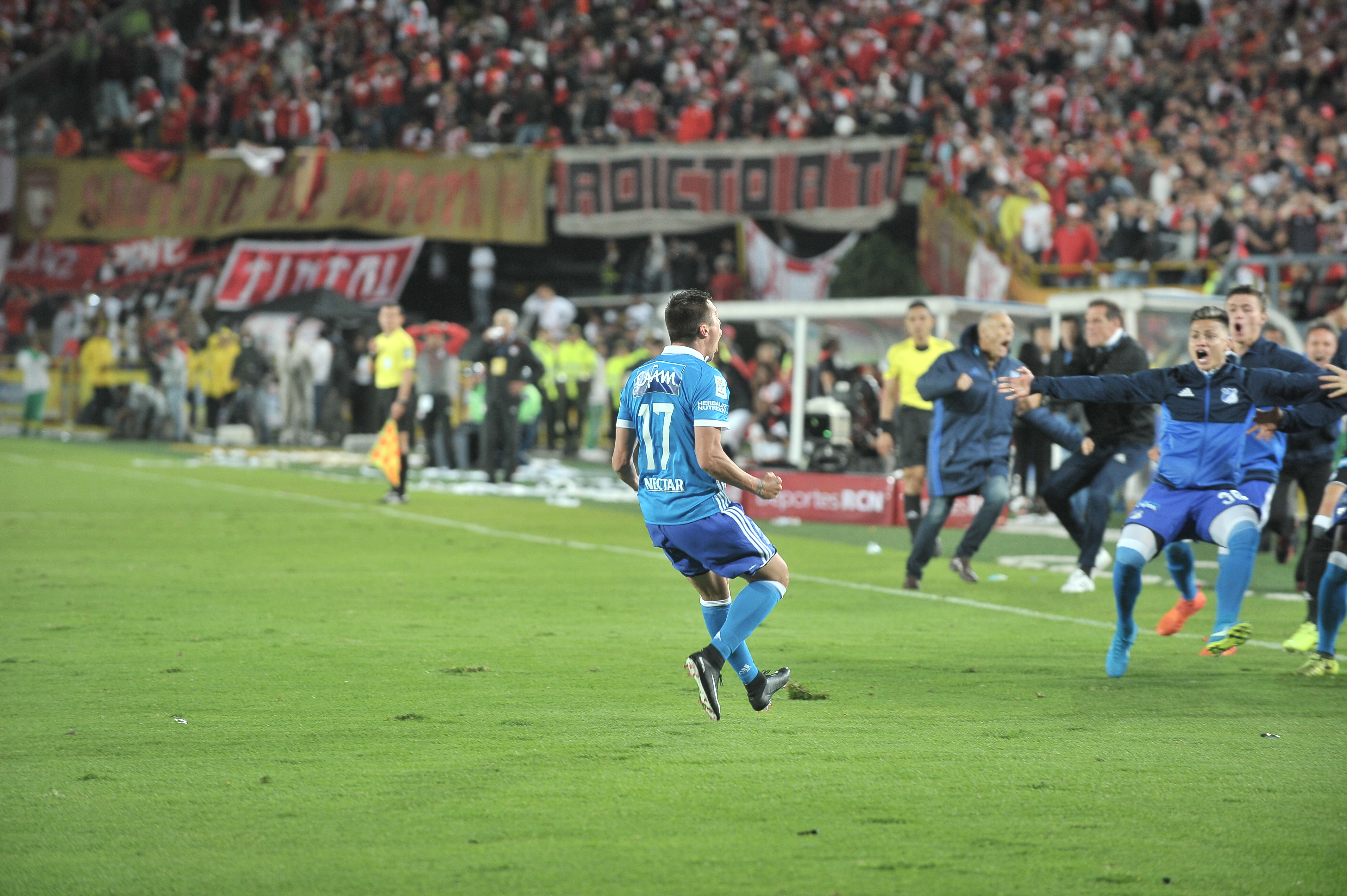 Formación y celebración de Millonarios al quedar campeón de la Liga Águila II 2017 ante Independiente Santa Fe.