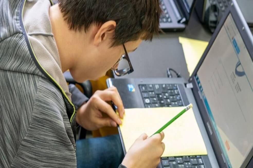Los padrinos que intentan salvar la educación superior de Colombia (en dos meses)