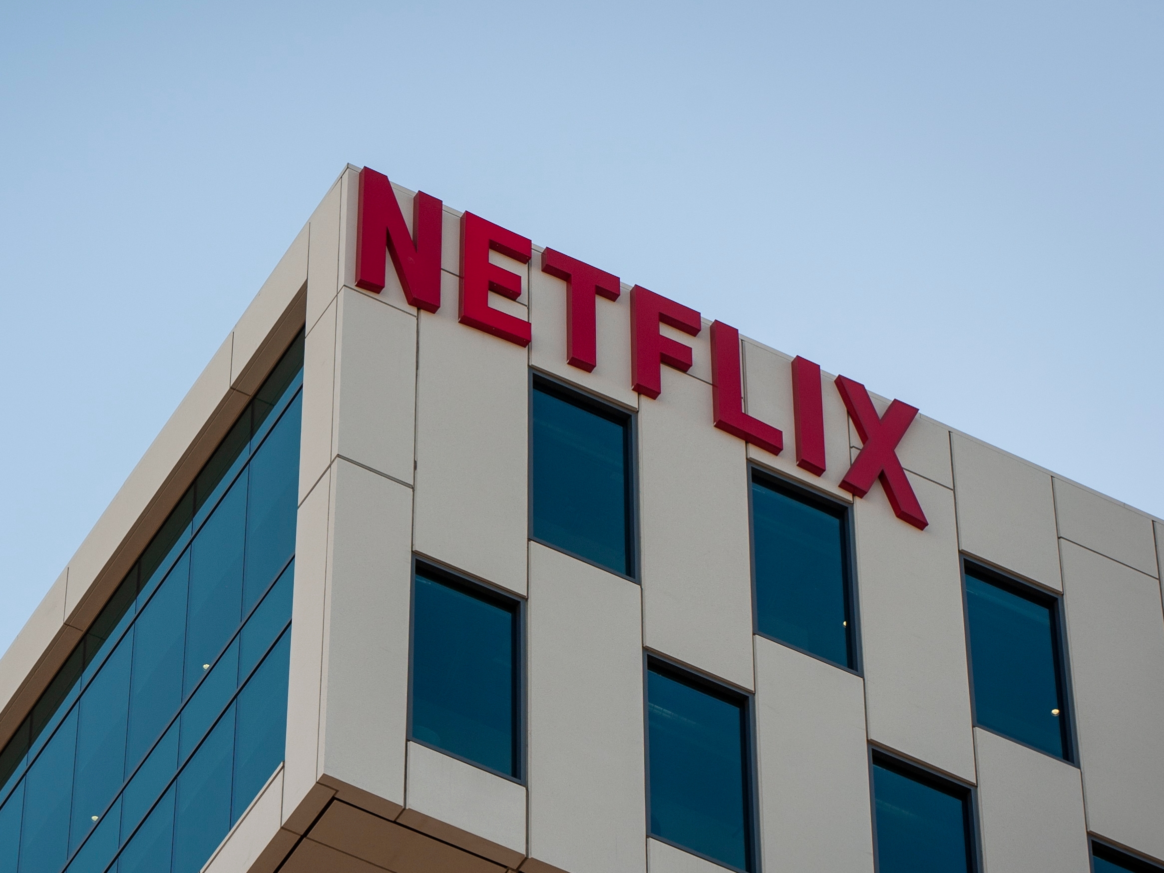 HI4581. LOS ANGELES (ESTADOS UNIDOS), 11/08/2022.- Fotografía de archivo fechada el 18 de octubre de 2019 de el logo de Netflix en uno de los edificios de la compañía en Los Ángeles (EE. UU). La ya amplia sonrisa de Mickey Mouse se va a salir de su rostro y el Tío Rico tendrá más monedas de oro en su bóveda para lanzarse en clavado desde esta semana, ya que The Walt Disney Company anunció que tiene 221,1 millones de suscriptores en sus plataformas de "streaming" en todo el mundo, superando por primera vez a Netflix. EFE/ Christian Monterrosa