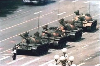 Cárcel para tres activistas que organizaban vigilia de Tiananmen en Hong Kong