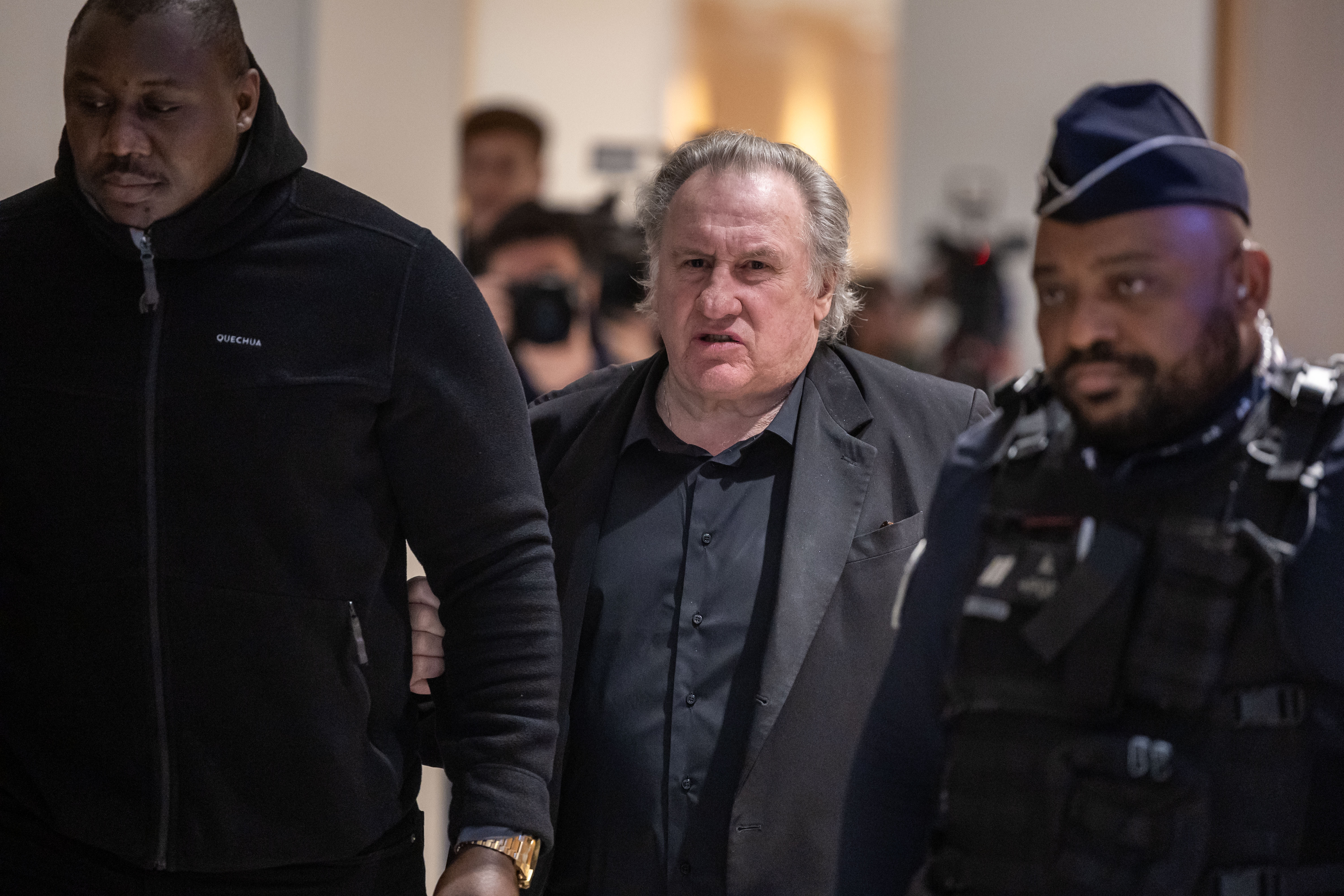Gérard Depardieu niega las agresiones sexuales, pero hace cambios en su relato