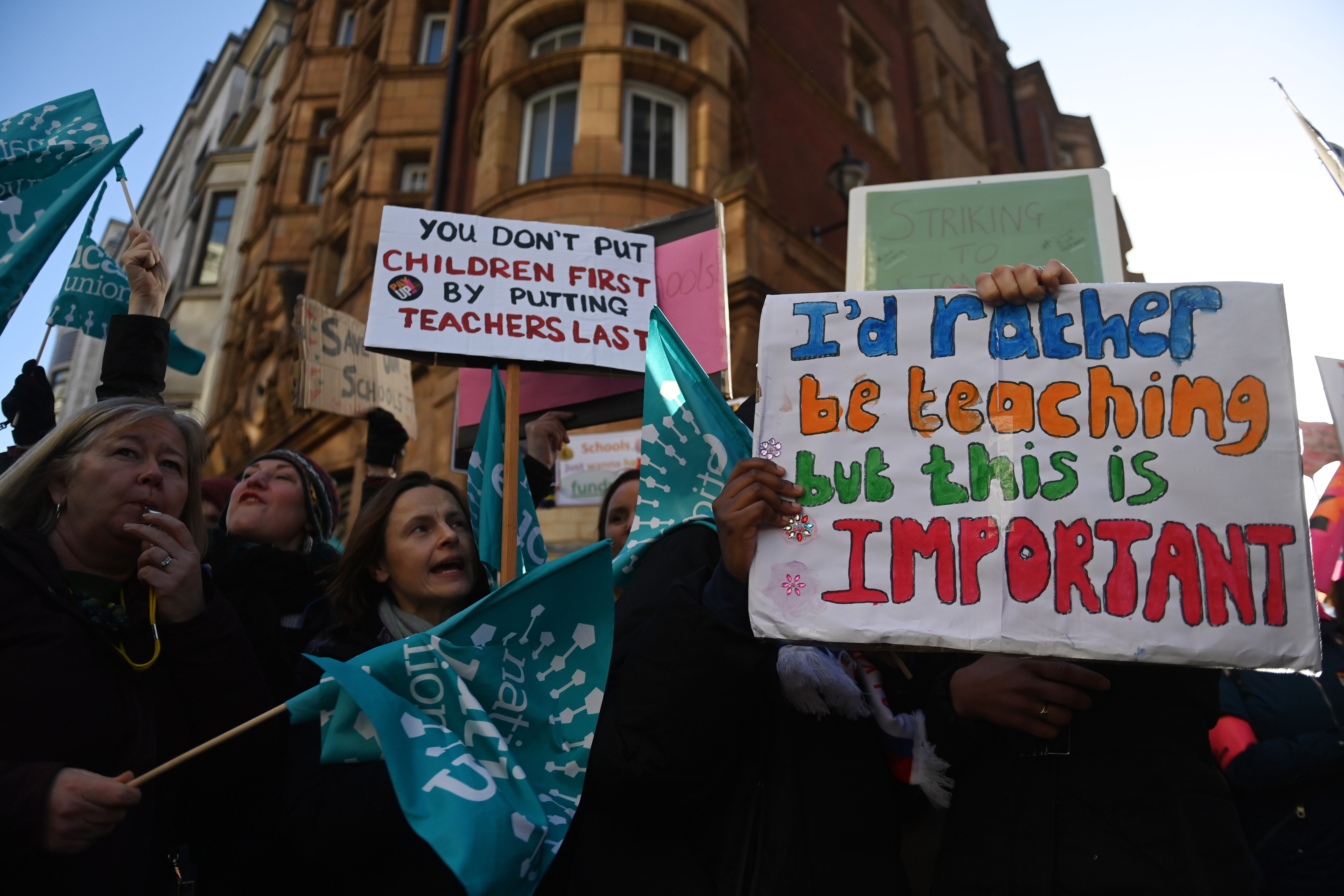 London (United Kingdom), 01/02/2023.- Striking teachers join demonstrators gathering in advance of a protest against the governments proposed Strikes Bill before marching to Westminster in London, Britain, 01 February 2023. The march, supported by several trade unions coincides with a day of industrial action which is being taken over pay and conditions by university workers, train drivers, teachers, civil servants, security guards and bus drivers. (Protestas, Reino Unido, Londres) EFE/EPA/NEIL HALL