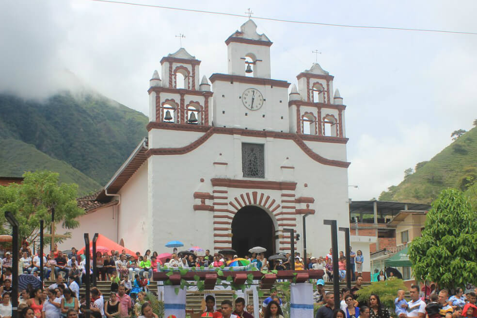 Iglesia llamará la atención a sacerdote que roció agua bendita con una fumigadora
