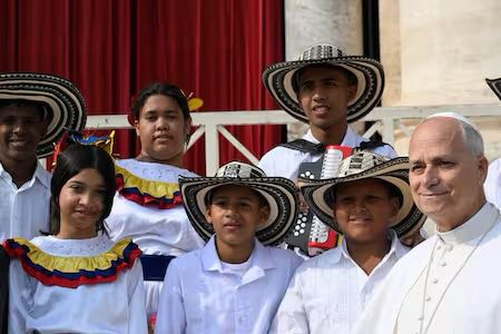 Niños de escuela Casa Lúdica del Cesar llevaron el vallenato al Papa en Roma