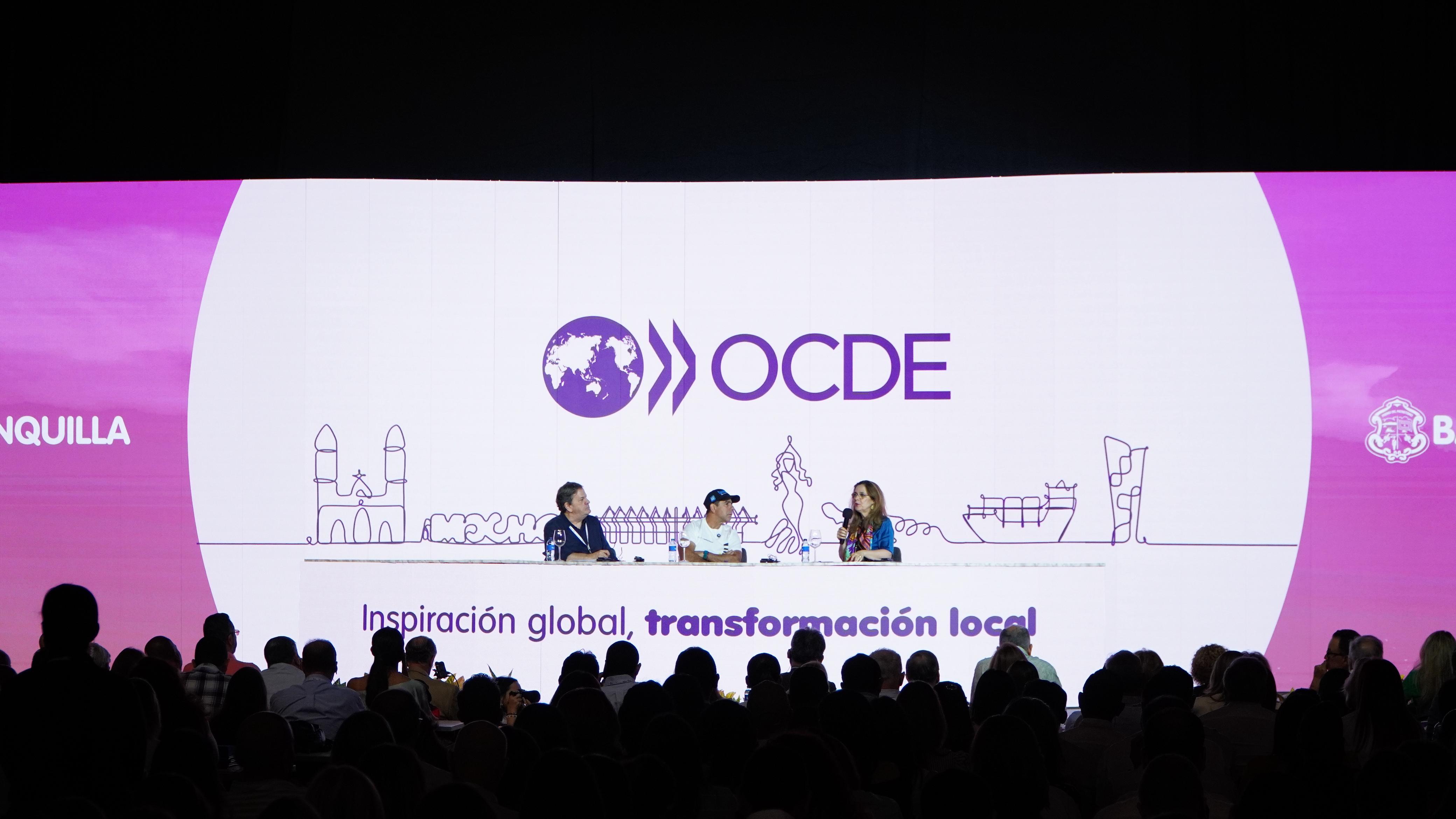 El primer panel del foro con el alcalde de Barranquilla, Alejandro Char, y Lamia Kamal-Chaoui, directora del centro de emprendimiento, pymes, regiones y ciudades de la OCDE. Lo moderó el periodista Roberto Pombo.