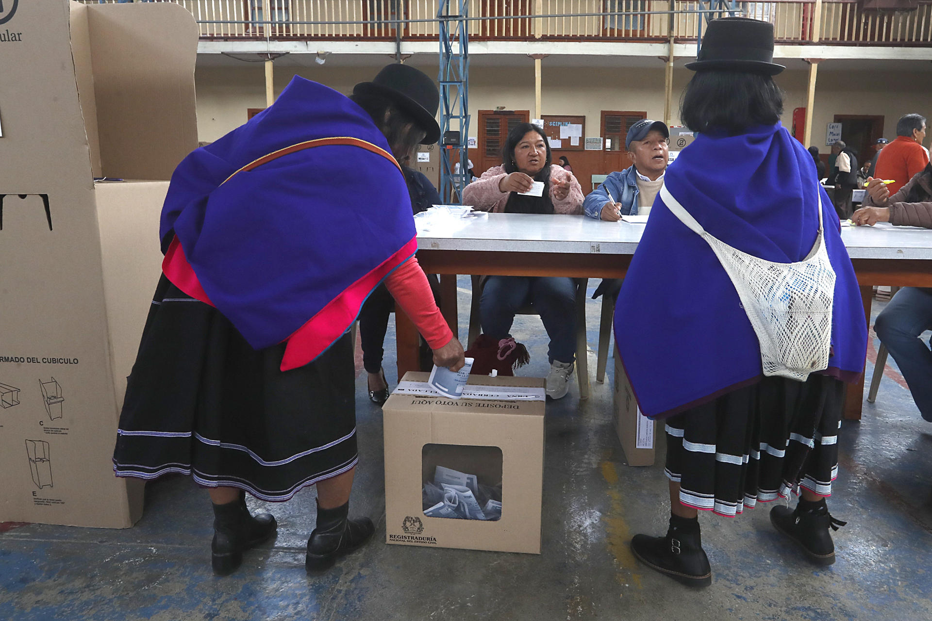 AME2843. SILVIA (COLOMBIA), 21/06/2026.- Una indígena de la comunidad Misak deposita su voto este domingo, en la segunda vuelta de las elecciones presidenciales que elegirá quien gobernará a Colombia en el periodo 2026-2030, en Silvia, Cauca (Colombia). EFE/ Ernesto Guzmán
