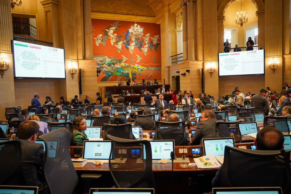 Denuncian a 15 congresistas de Alianza Verde por presuntas dádivas del Gobierno