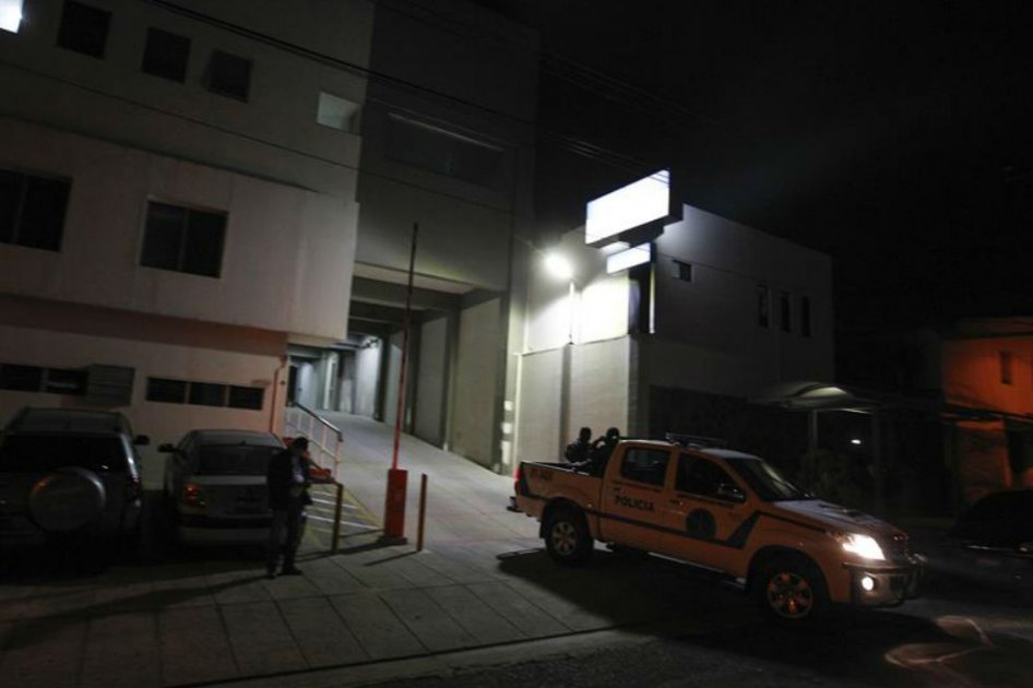 En coma permanece expresidente salvadoreño tras operación en arteria
