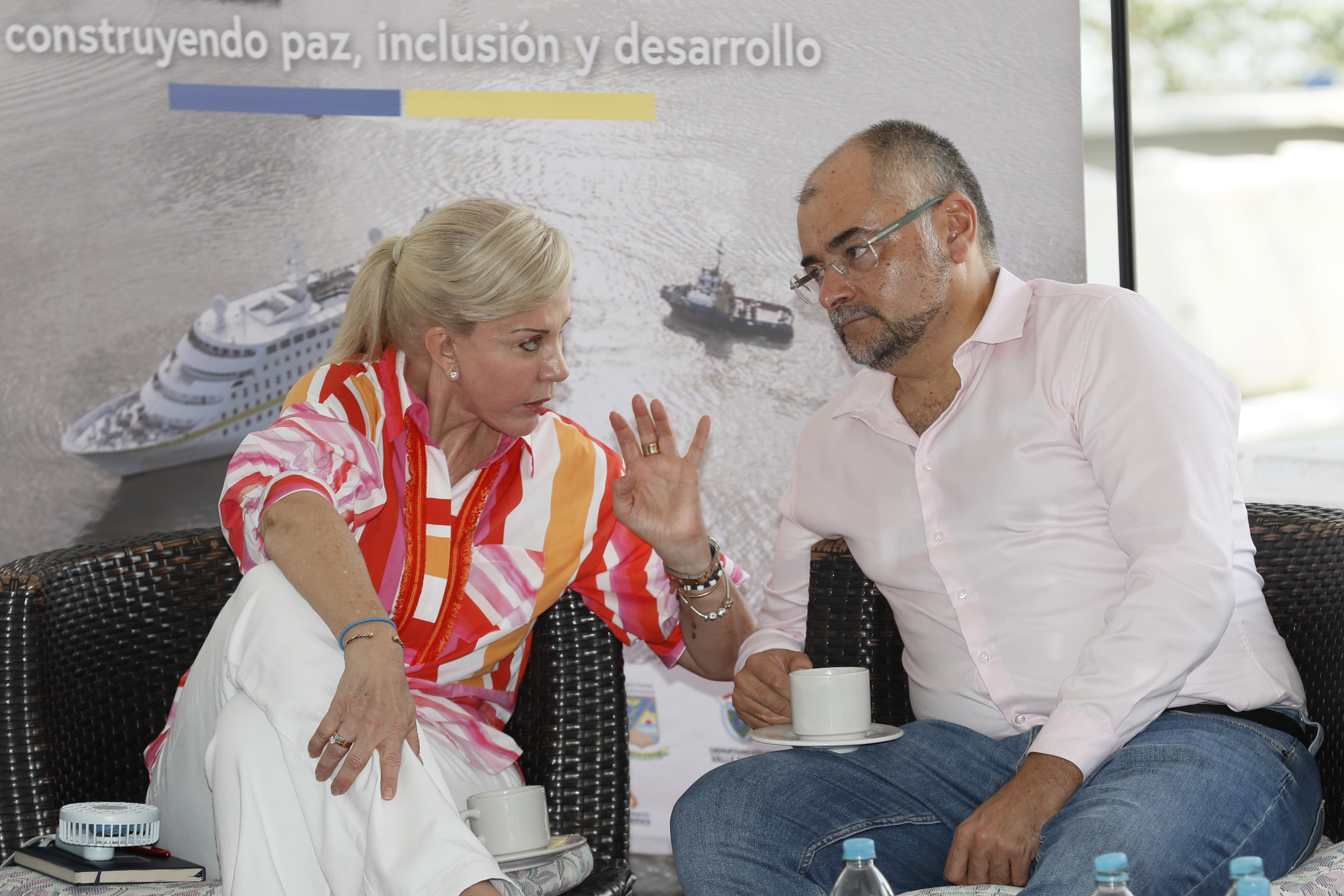 BUE400. BUENAVENTURA (COLOMBIA), 04/03/2024.- La gobernadora del Valle Dilian Francisca Toro (i) habla con el embajador de la Unión Europea en Colombia, Gilles Bertrand (d), durante el foro Colombia y la Unión Europea por Buenaventura este lunes, en Buenaventura (Colombia). El jefe del Servicio de Instrumentos de Política Exterior (FPI) de la Unión Europea (UE), Peter Wagner, anunció una partida de 2,5 millones de euros para un programa de "consolidación de paz" en Colombia que se centrará en apoyo a negociaciones de paz, con especial énfasis en mujeres y jóvenes. EFE/ Carlos Ortega