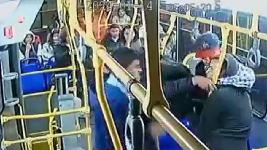 Violento atraco en Sitp: entre cuatro hombres golpearon a un joven para robarlo