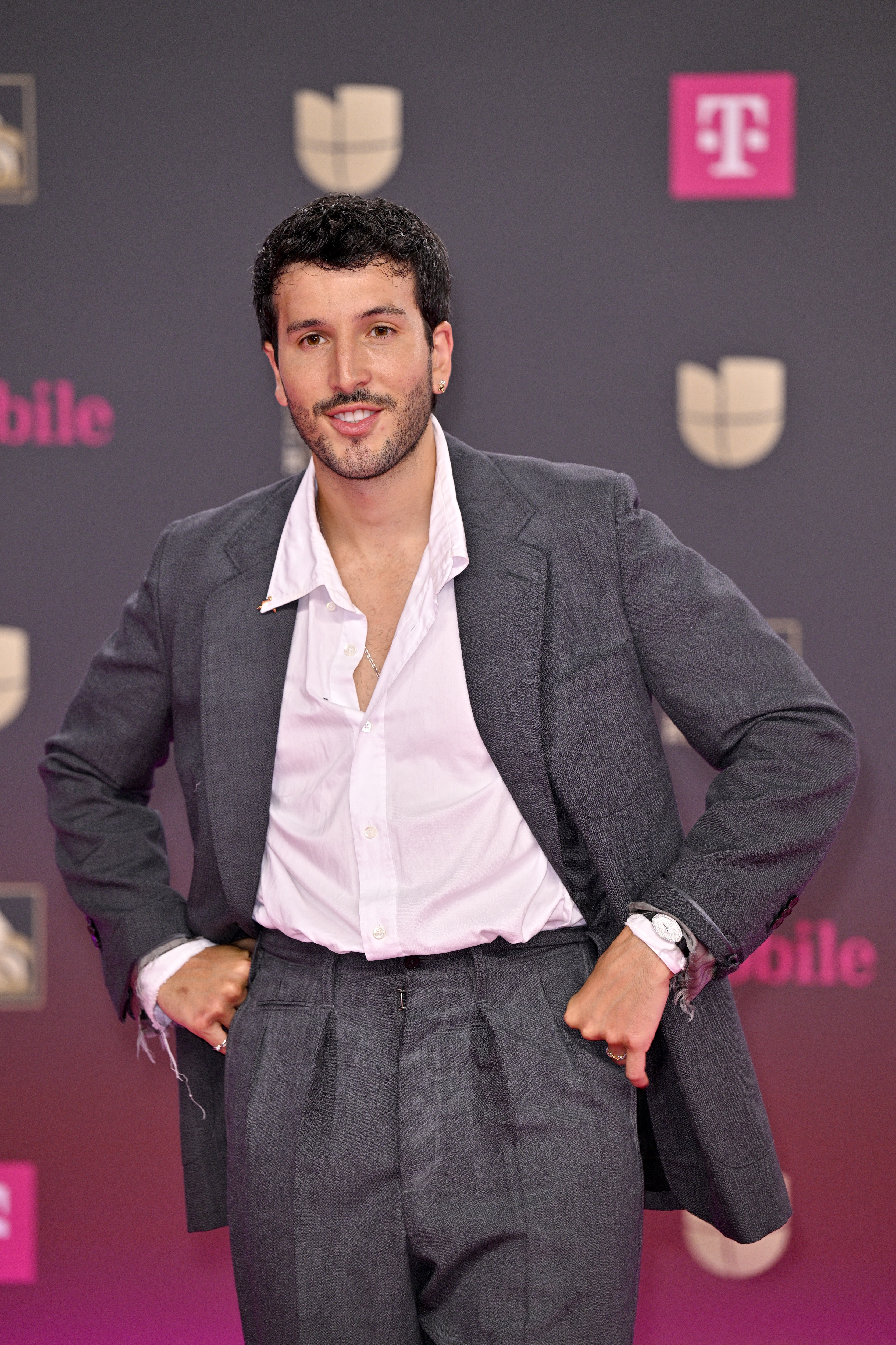 Sebastian Yatra en Maison Margiela y reloj de Tiffany. / Ivan Apfel /  Getty Images / AFP