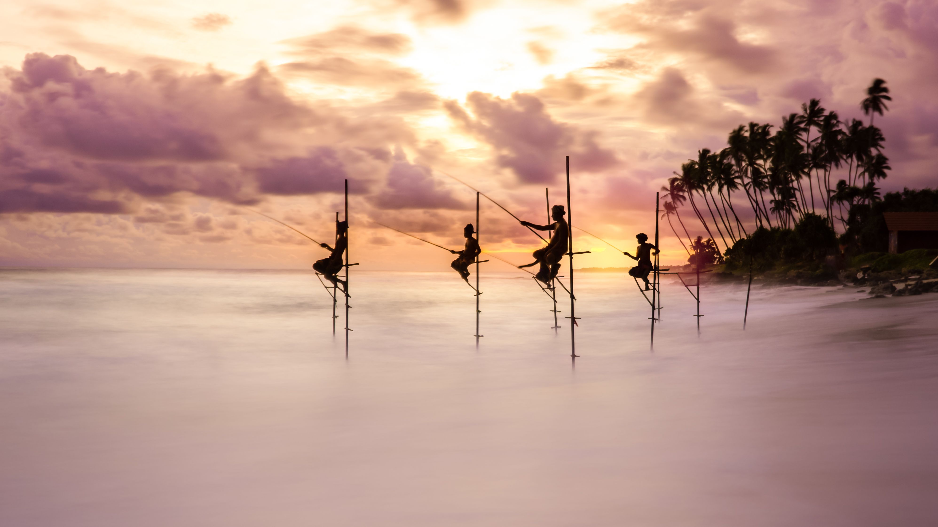 Ioannis Pavlos Evangelidis ganó oro en la categoría La gente y la naturaleza. "Los pescadores tradicionales sobre zancos prueban suerte con el cambio de marea al atardecer en Koggala, Sri Lanka. Muestra el movimiento del agua en contraste con la quietud de los pescadores. Los métodos de pesca tradicionales y artesanales como estos, utilizados para la subsistencia, no representan amenazas significativas para los recursos naturales del océano y, por el contrario, convierten a las comunidades locales en partes interesadas de la salud del océano". /Ioannis Pavlos Evangelidis, World Nature Photography Awards.