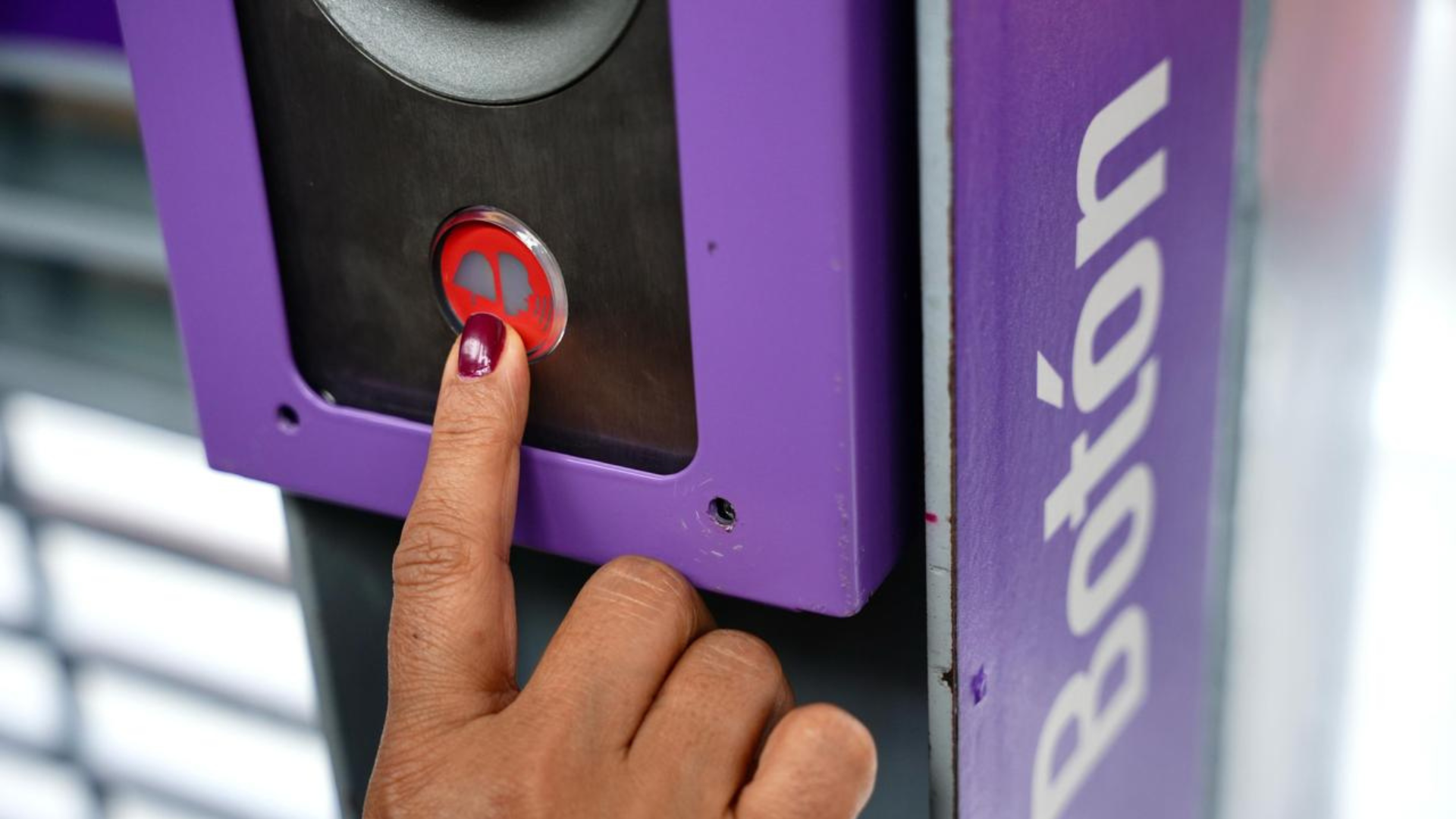 ¿Víctima de acoso? Así es el nuevo botón de pánico en Transmilenio para denunciar