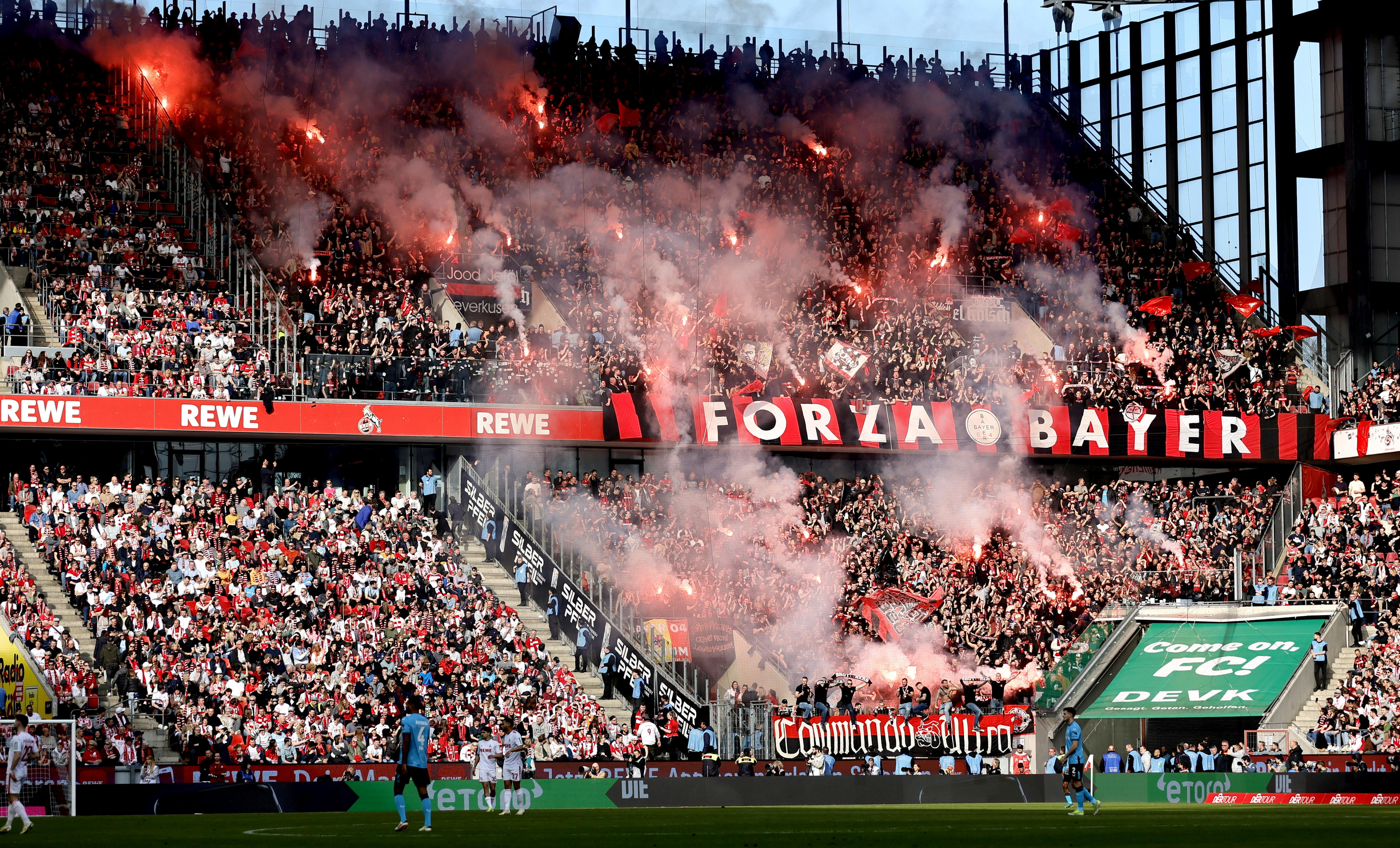 Cologne (Germany), 03/03/2024.- Fans of Leverkusen light flares during the German Bundesliga soccer match between 1. FC Cologne and Bayer 04 Leverkusen in Cologne, Germany, 03 March 2024. (Alemania, Colonia) EFE/EPA/RONALD WITTEK CONDITIONS - ATTENTION: The DFL regulations prohibit any use of photographs as image sequences and/or quasi-video.