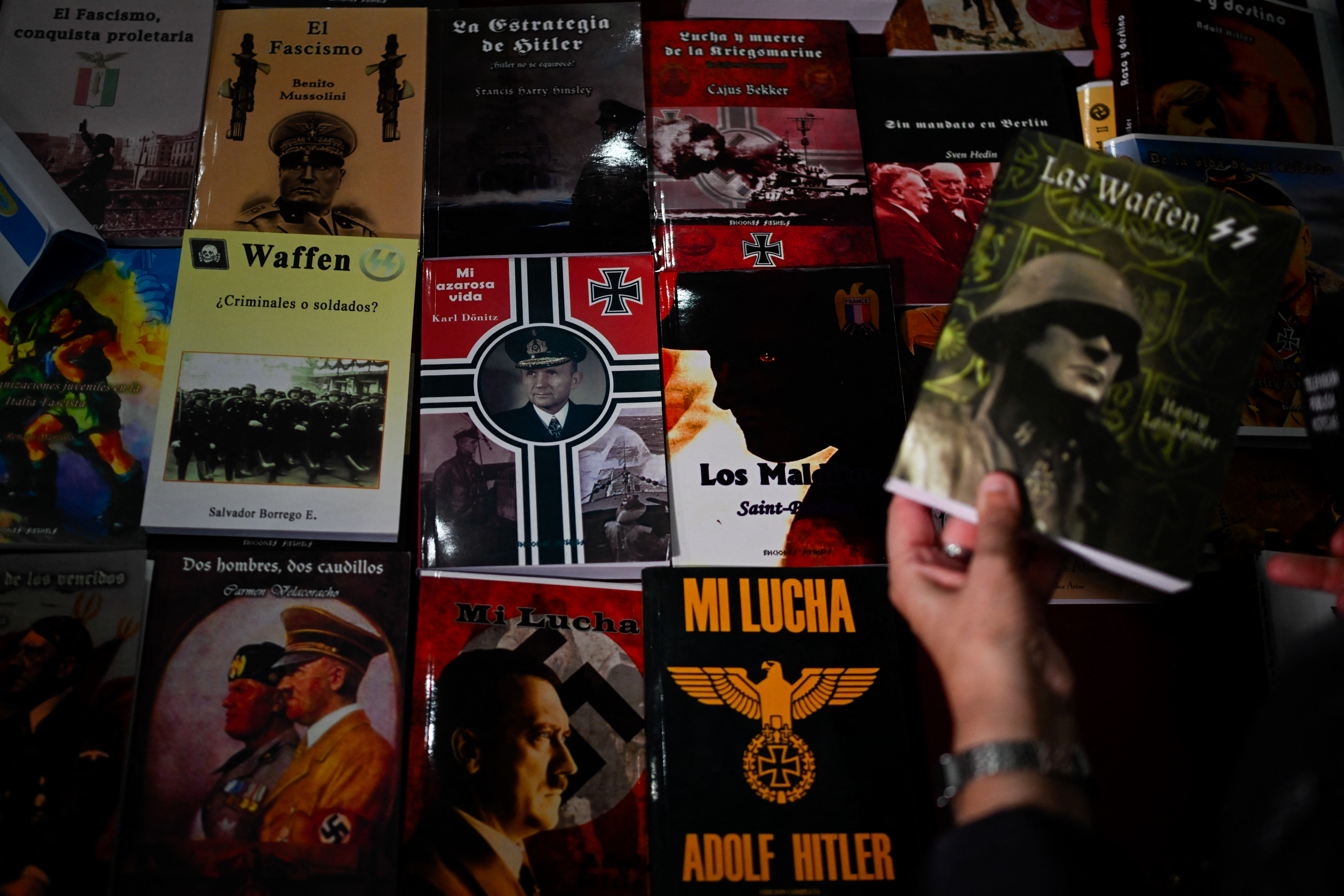 Nazismo en Argentina: la policía desmanteló una imprenta de publicaciones nazis