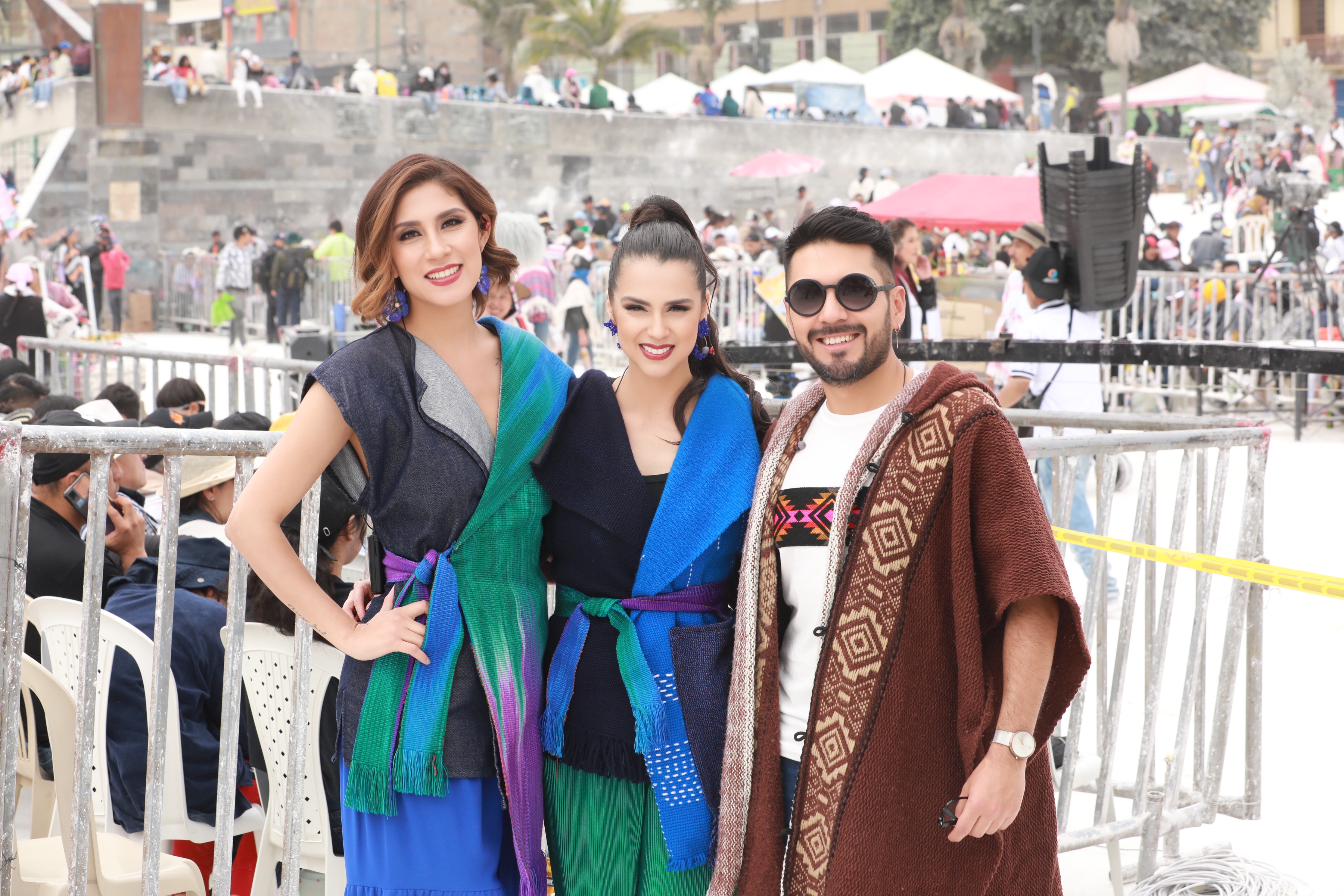 Los presentadores locales Claudia Ruiz Vallejo, Ana Mile González y Jhon Gómez