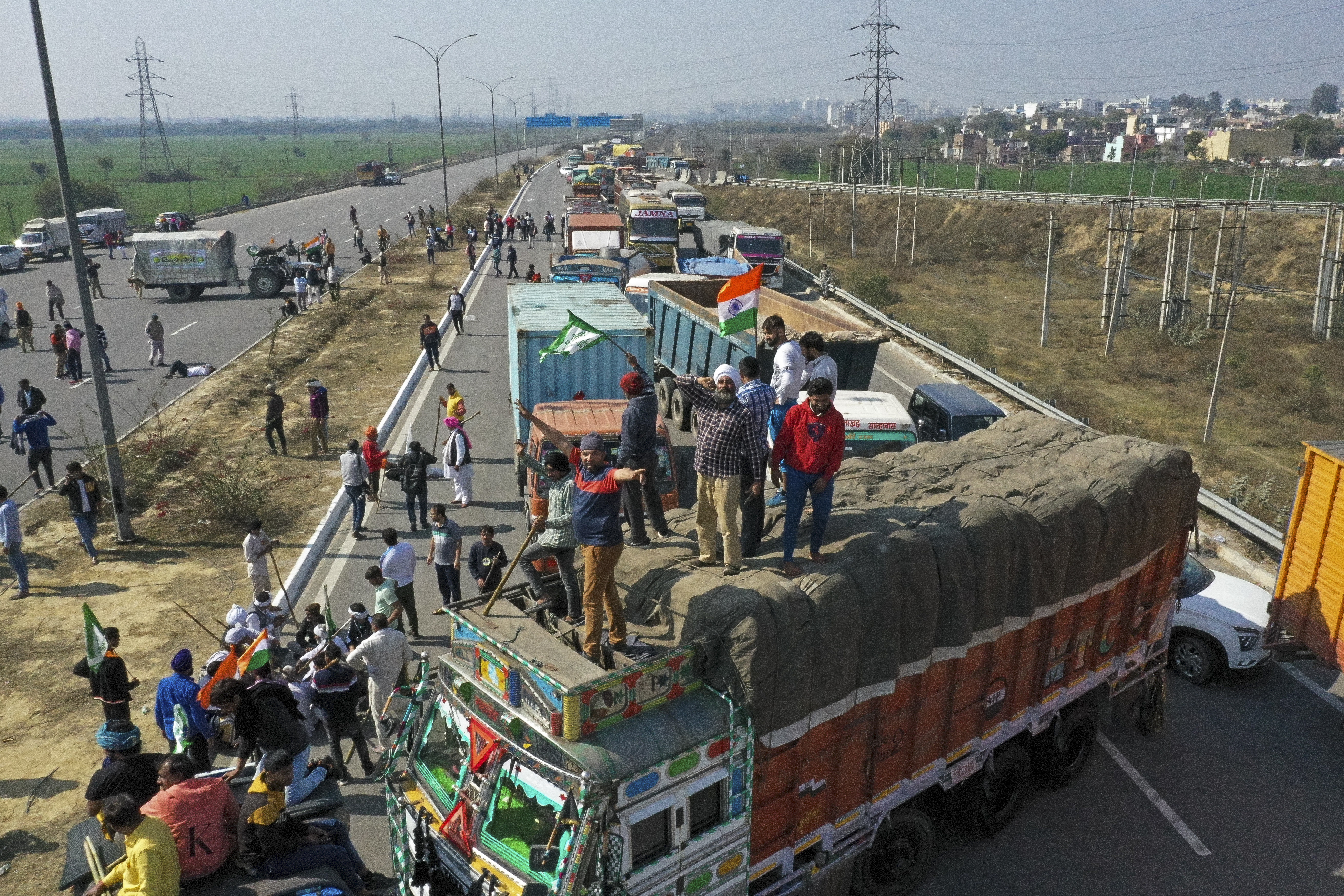 En fotos: protesta campesina en India corta las principales carreteras del país