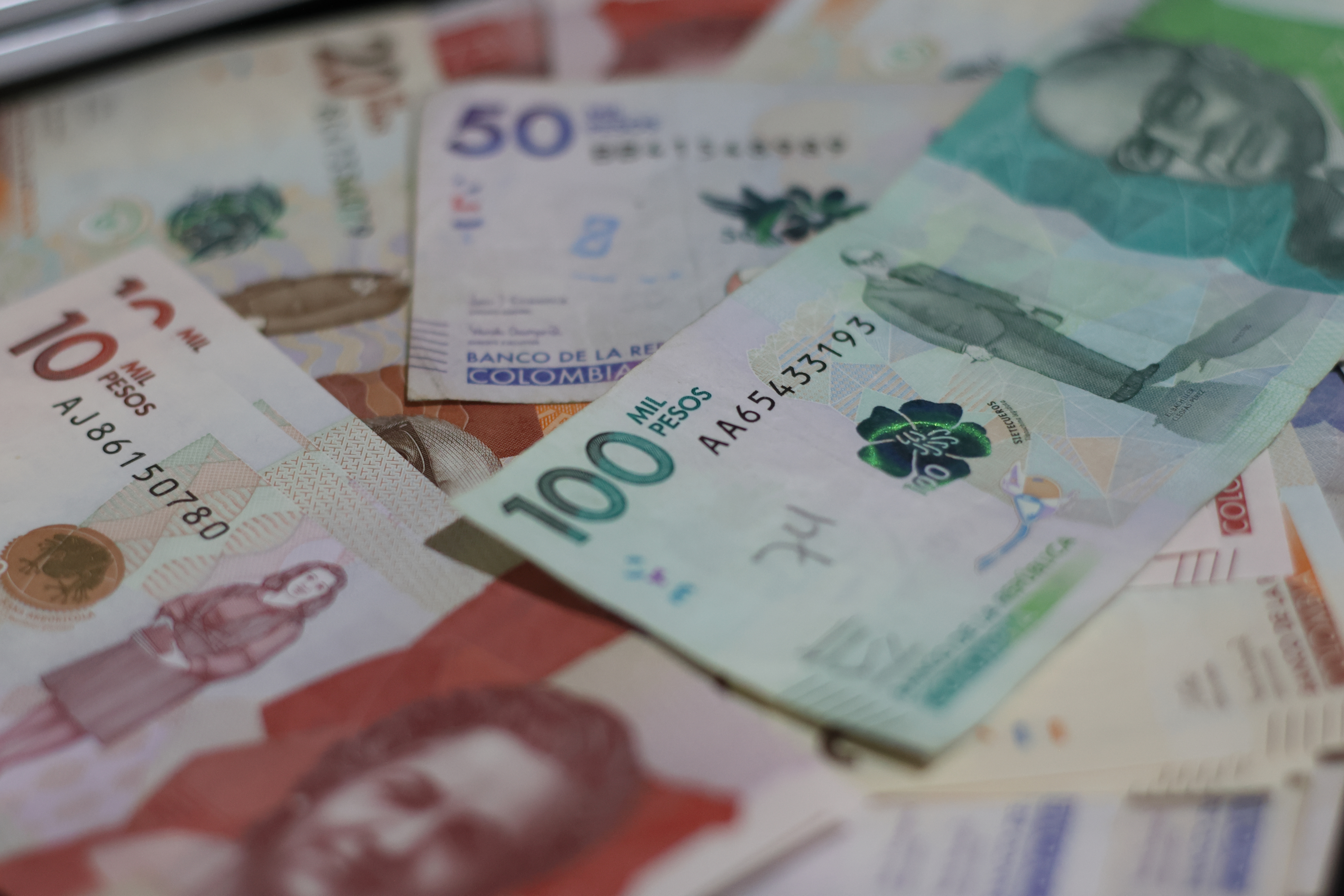 Por qué el dólar barato no siempre se refleja en sus compras digitales