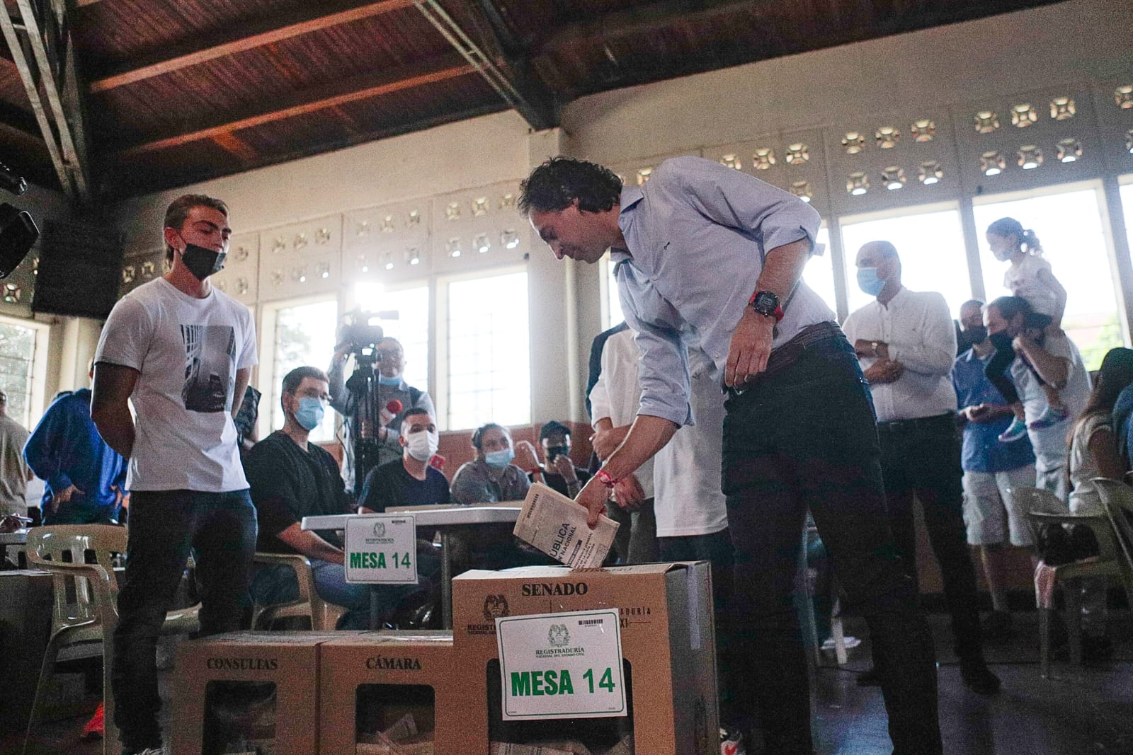 El exalcalde de Medellín Federico Gutiérrez, del Equipo por Colombia, votó desde la capital antioqueña.