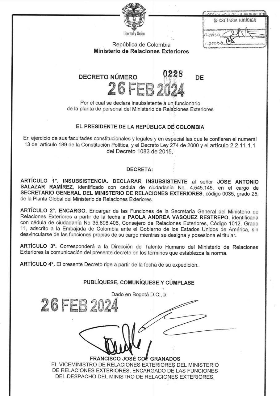 Este es el decreto mediante el cual se declara insubsistente a José Antonio Salazar del cargo de secretario general de la Cancillería.