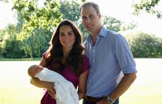 Primeras fotos oficiales de los duques de Cambridge con su hijo