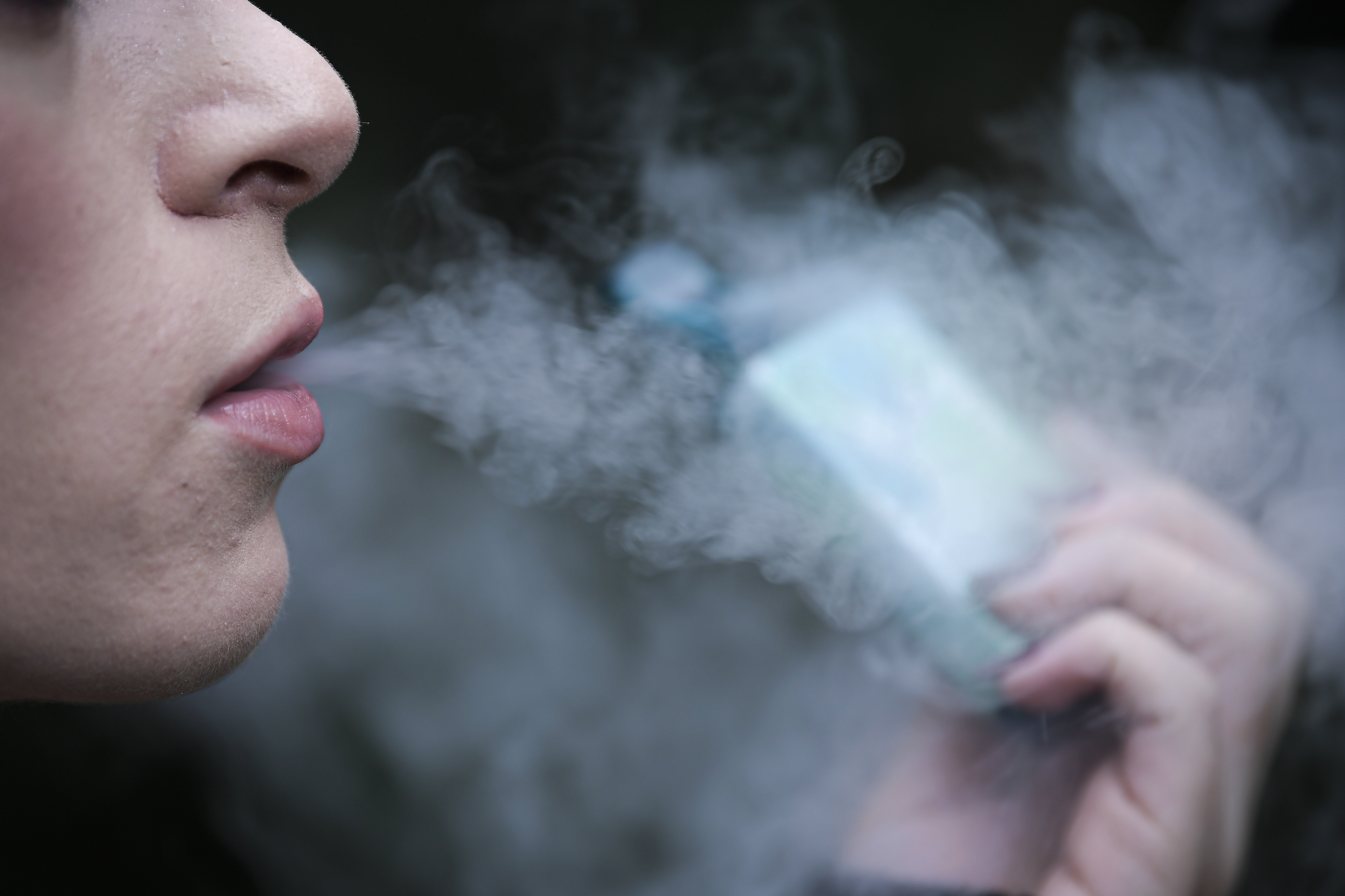 ¿Por qué quieren esconder los vapeadores y cigarrillos de las tiendas?