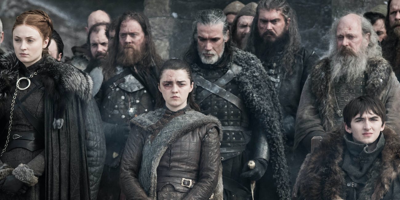 Los sobrevientes rinden un homenaje a los caídos, capítulo 4, temporada final.HBOPor otra parte, la serie nos tiene acostumbrados a las sorpresivas y estrambóticas muertes de los personajes con los que platónicamente creamos un vínculo, tan es así que en las redes sociales se hicieron apuestas para tratar de adivinar quién no sobreviviría a este tercer capítulo y moriría de la manera más bizarra posible, como solo Game of Thrones nos tiene acostumbrados. Poreso, paraalgunos, también fue decepcionante el capítulo, pues ninguno de los favoritos quedó frío, por el contrario, resultaron bastante forzadas las maneras en las que muchos de los personajes con más carisma de la serie se salvaron.