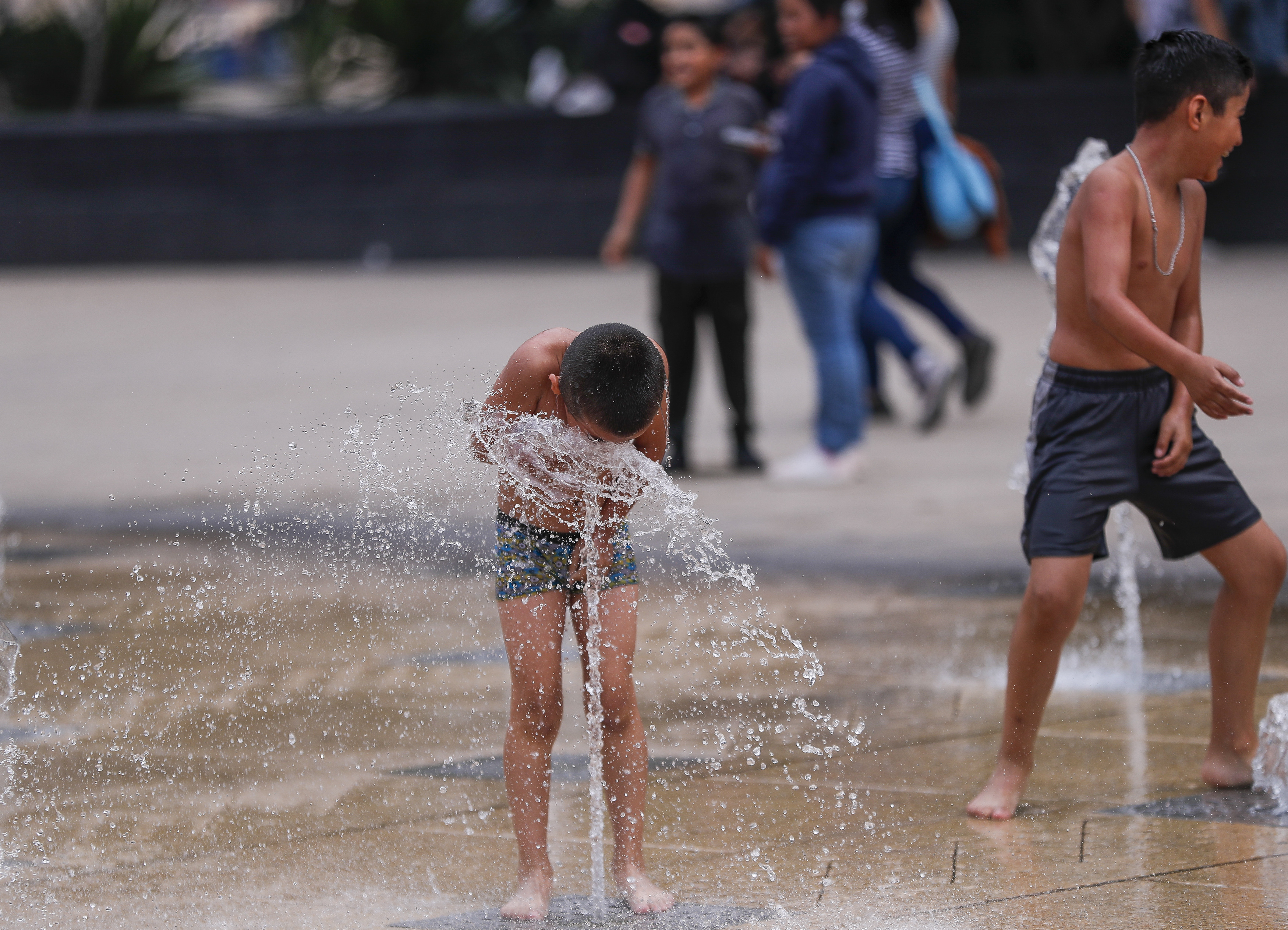 MEX8076. CIUDAD DE MÉXICO (MÉXICO), 18/05/2024.- Un niño juega con el agua en una fuente del Monumento a la Revolución, el 17 de mayo de 2024, en Ciudad de México (México). La tercera ola de calor del año en México ocasionará este domingo temperaturas mayores a los 40 grados en 24 estados del país, más de dos tercios del total de 32, incluyendo 13 con índices superiores a los 45 grados. EFE/Isaac Esquivel