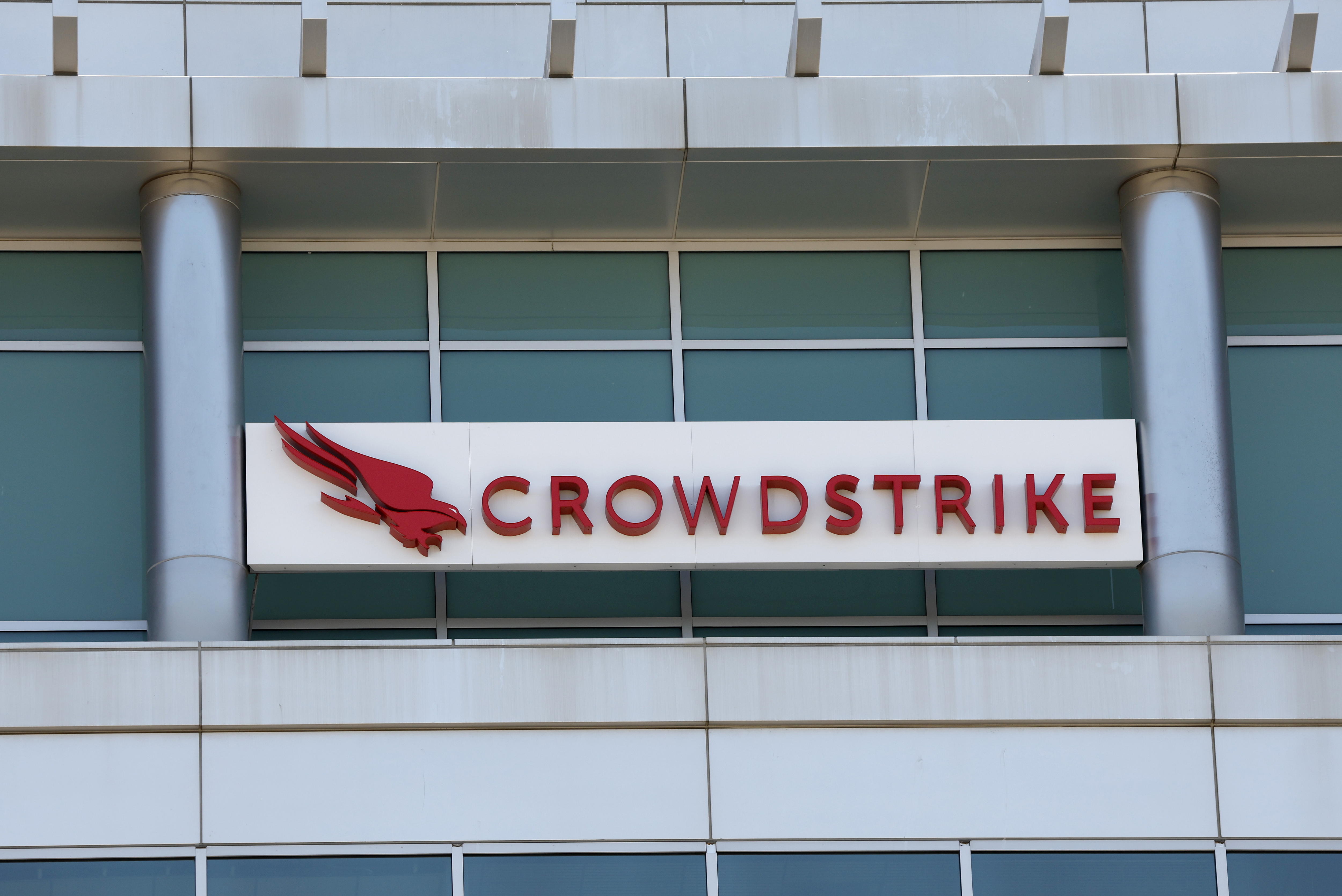 ¿Qué es CrowdStrike, la empresa de ciberseguridad que causó un fallo global?