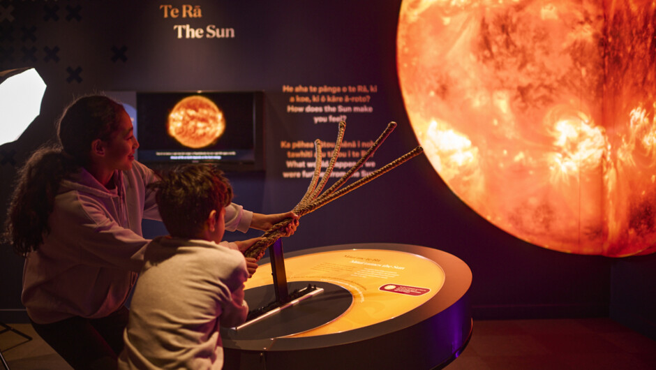 El Space Place at Carter Observatory es un observatorio y centro interactivo ubicado en lo alto del Jardín Botánico de Wellington, desde donde se puede explorar el cielo único del hemisferio sur, marcado por constelaciones como la Cruz del Sur. Fundado sobre un histórico observatorio de 1924, combina un planetario digital de cúpula completa, galerías interactivas y telescopios para observar el Sol y las estrellas. Además de la ciencia, integra la tradición maorí, mostrando cómo las estrellas guiaron la navegación en el Pacífico y explicando fenómenos como Matariki, el Año Nuevo maorí.