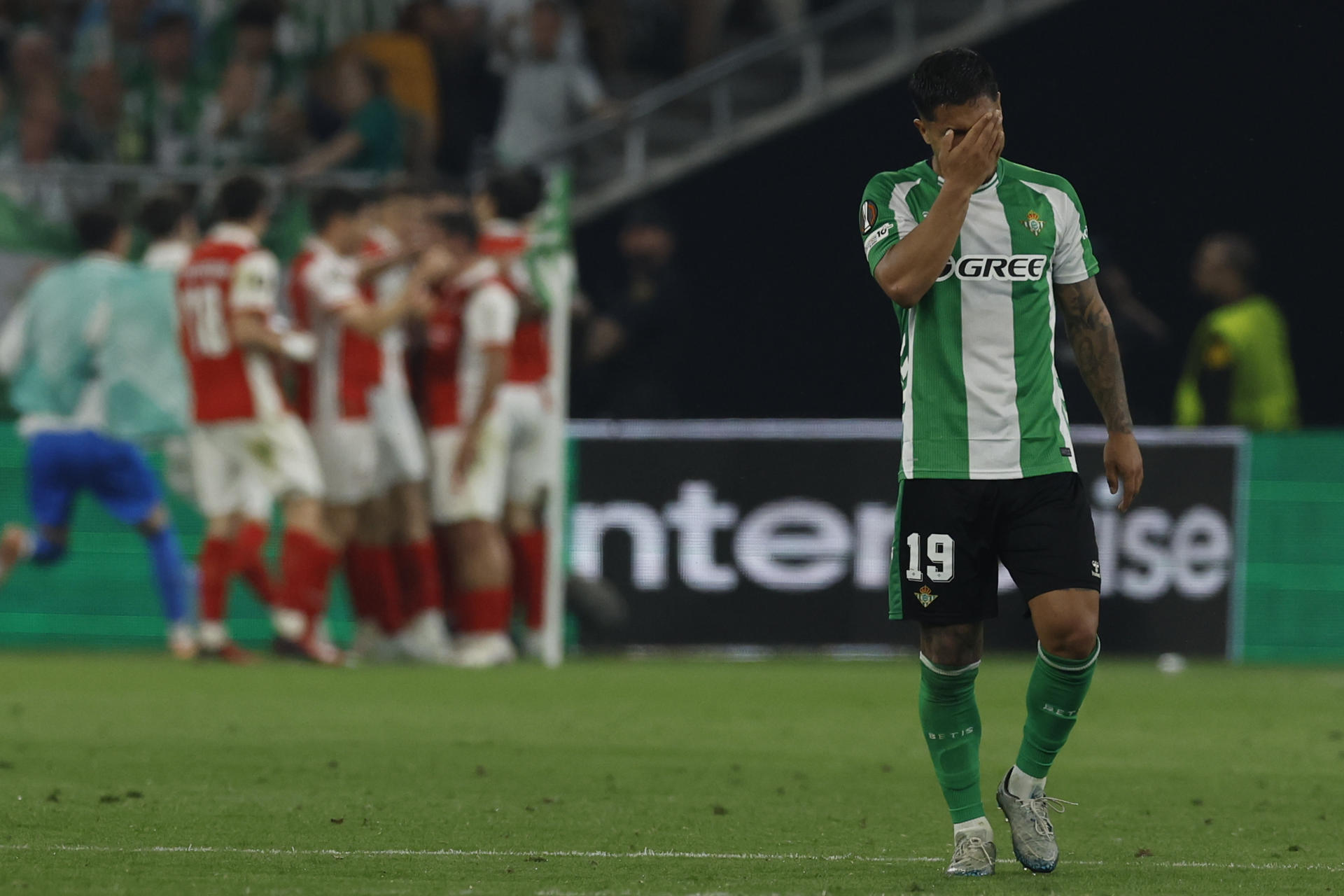 El Real Betis de Juan Camilo “Cucho” Hernández quedó eliminado de la Europa League
