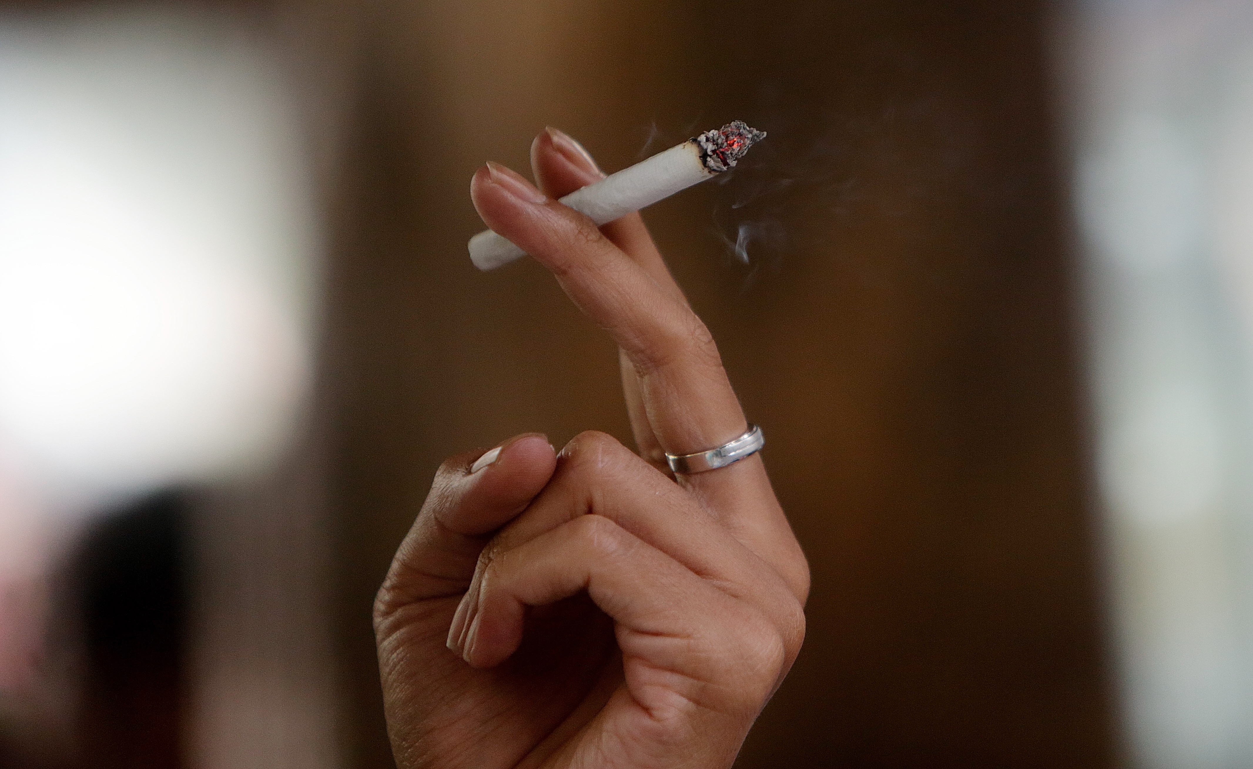 Nueva Zelanda piensa revertir la histórica prohibición generacional sobre fumar