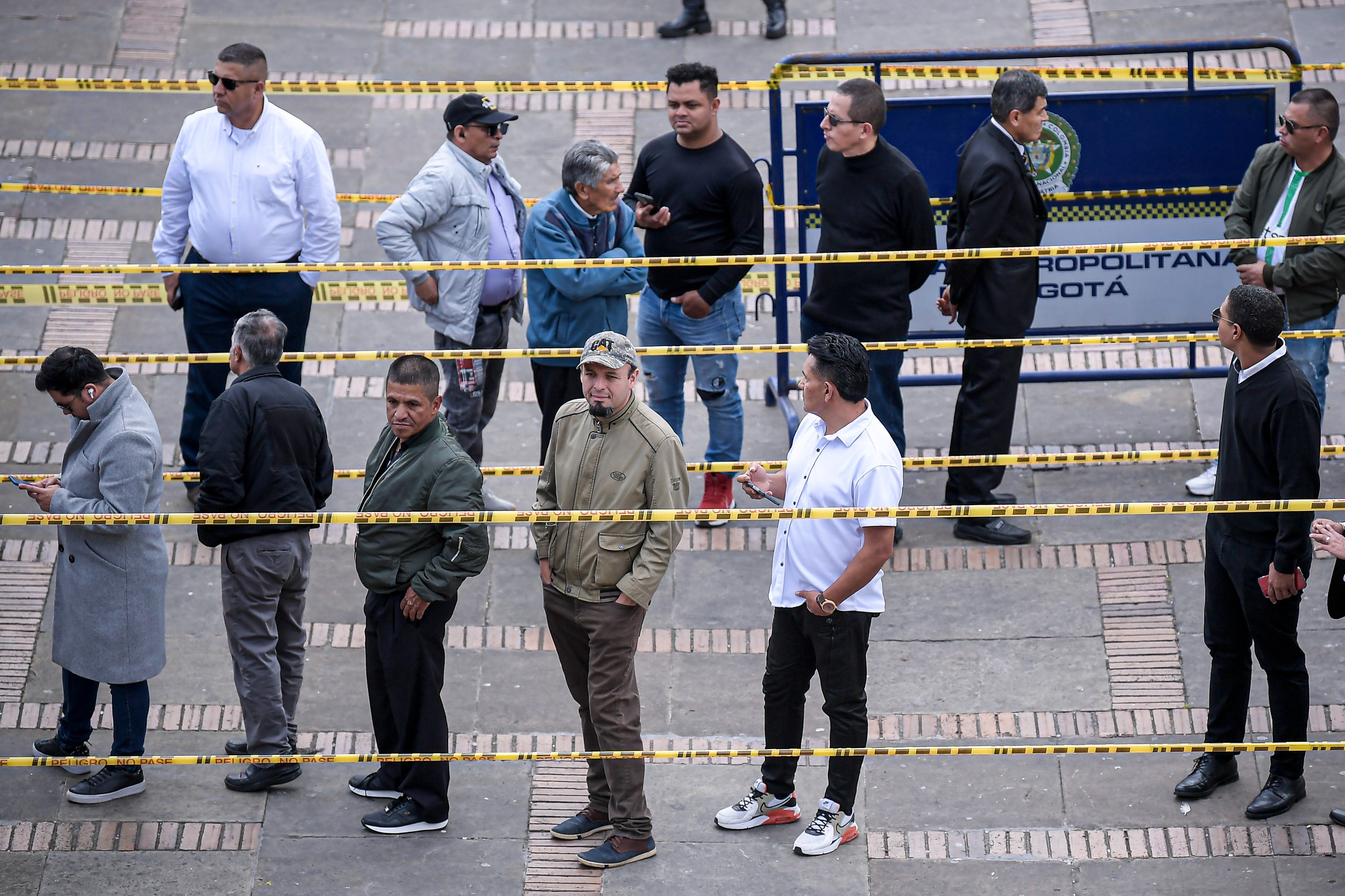 La ciudadanía fue ubicada en filas para entrar al Congreso. Se hizo el homenaje al senador y precandidato Miguel Uribe Turbay.