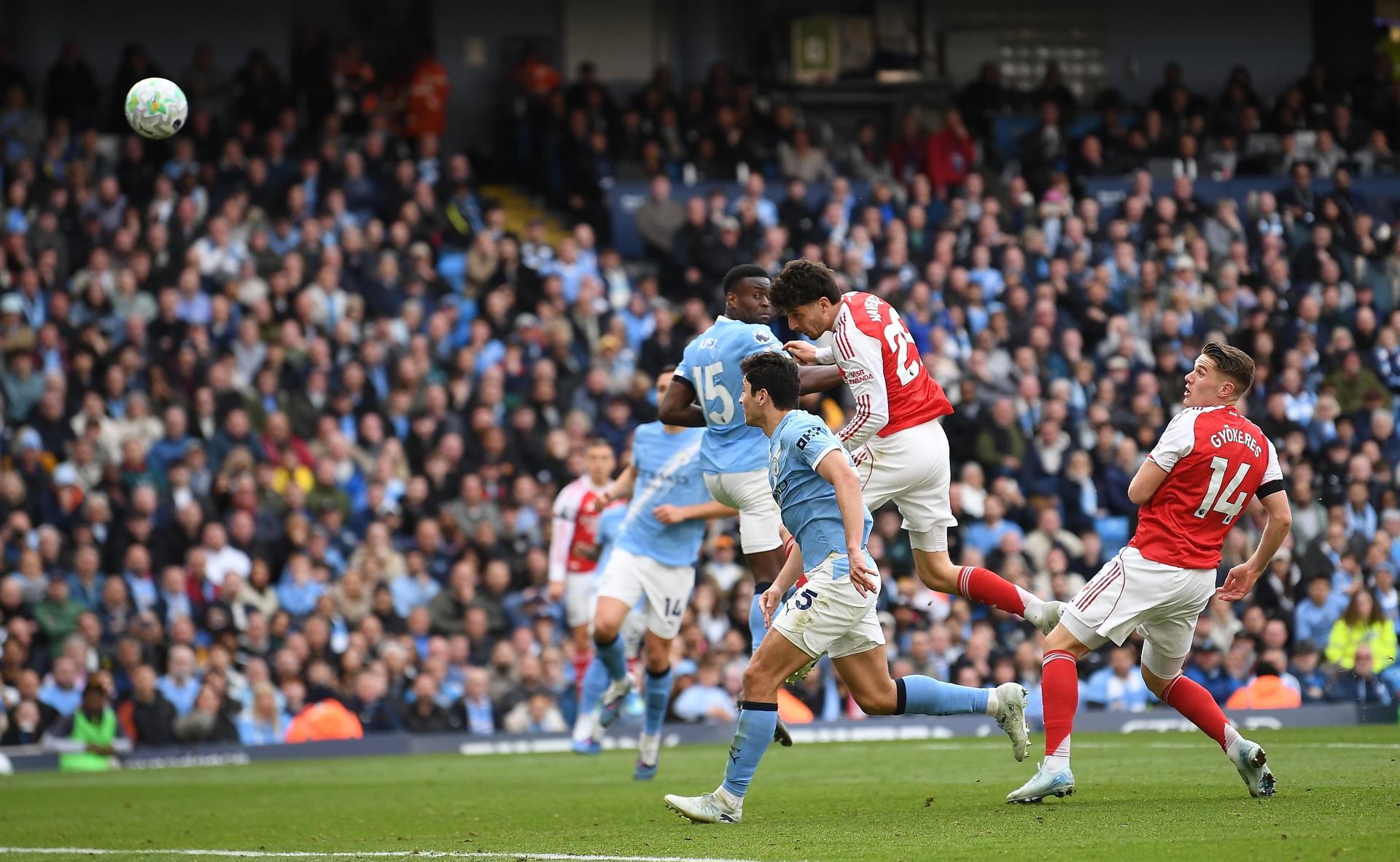 Manchester City venció 2-1 a Arsenal y dejó el título de la Premier League en sus manos
