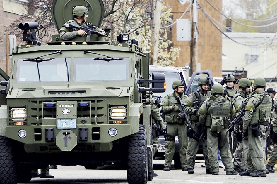 Un gigantesco operativo policial se tomó la ciudad de Boston el viernes, tras los ataques terroristas durante la maratón del lunes.  / AFP