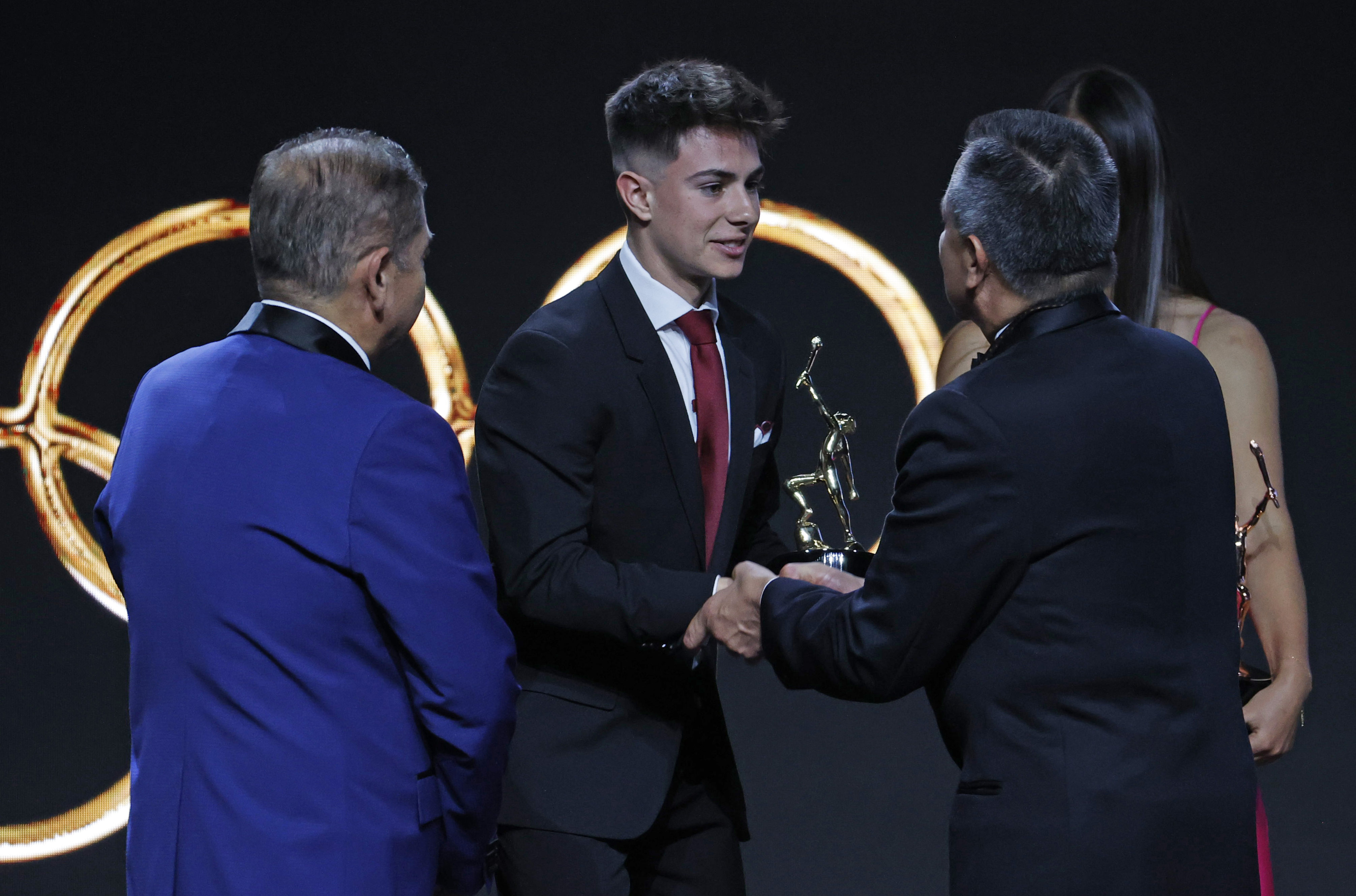 AME795. BOGOTÁ (COLOMBIA), 18/01/2024.- El piloto colombiano de origen español, David Alonso, recibe la estatuilla al atleta del futuro durante los Premios Altius 2023, organizados por el Comité Olímpico Colombiano (COC), hoy en Bogotá (Colombia). El campeón mundial del keirin, Kevin Santiago Quintero, recibió este jueves el premio Altius de Oro concedido por el Comité Olímpico Colombiano (COC) al mejor deportista de 2023, en una gala realizada en Bogotá. En agosto pasado el ciclista conquistó el título del keirin y la camiseta arcoiris que lo acredita como campeón mundial de esta especialidad en pista, tras ganar la final en el Velódromo Sir Chris Hoy de Glasgow, en los Campeonatos Mundiales de Ciclismo 2023. EFE/ Mauricio Dueñas Castañeda