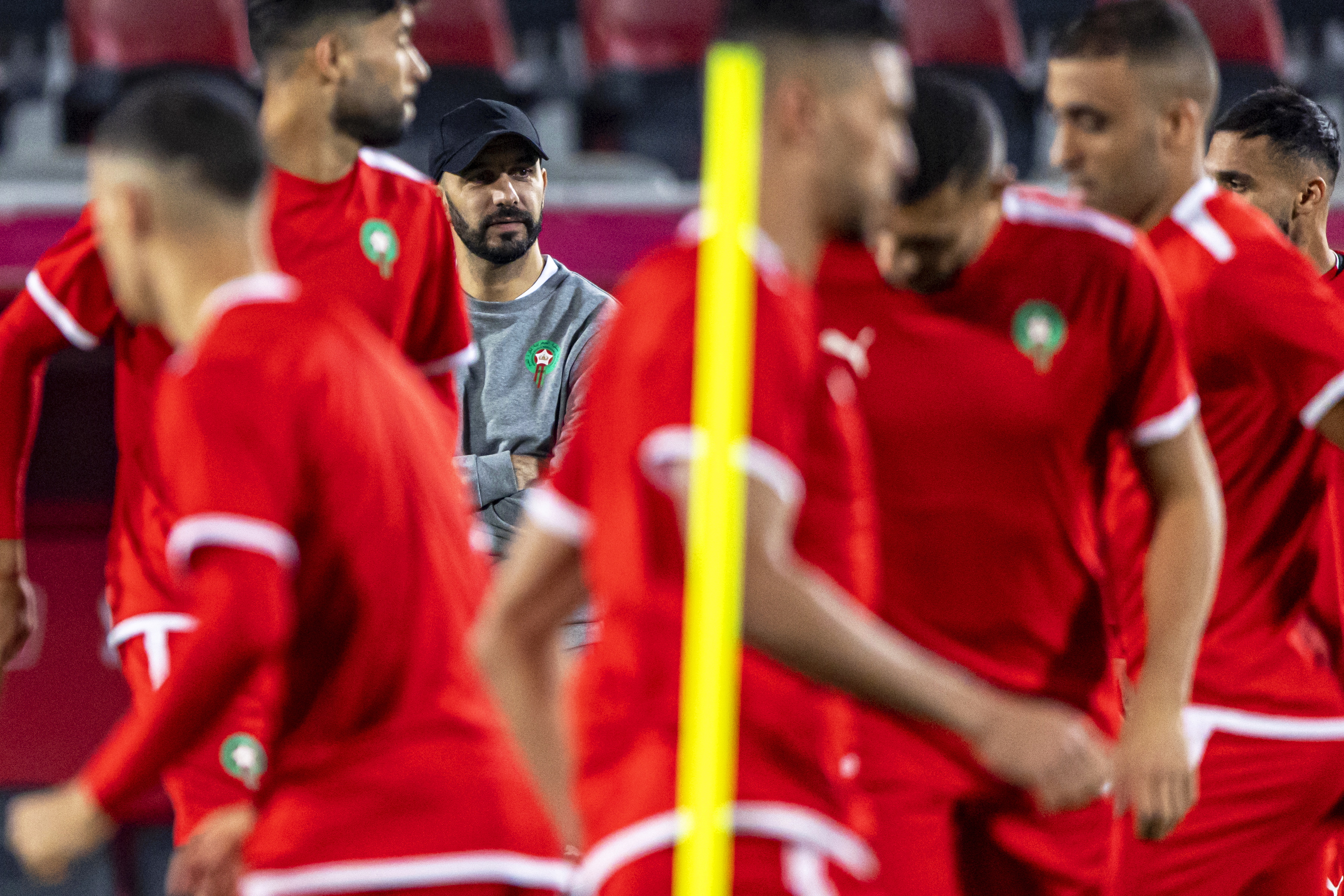 Doha (Qatar), 13/12/2022.- Morocco's head coach Walid Regragui (C-L) leads his team's training session in Doha, Qatar, 13 December 2022. Morocco will face France in their FIFA World Cup 2022 semi final soccer match on 14 December 2022. (Mundial de Fútbol, Francia, Marruecos, Catar) EFE/EPA/MARTIN DIVISEK