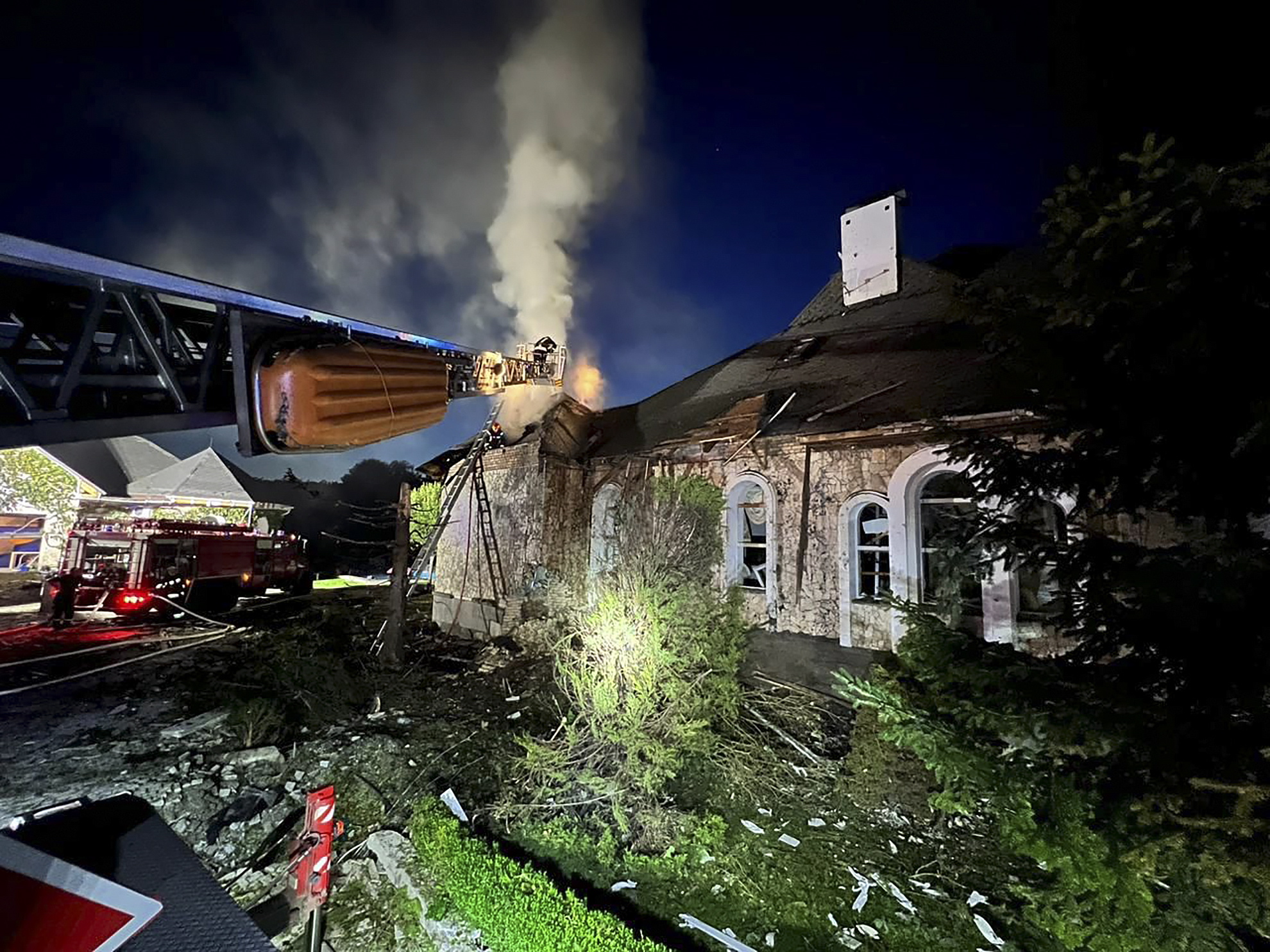 Kyiv (Ukraine), 02/08/2023.- A handout photo made available by Ukrainian State Emergency Service shows Ukrainian rescuers try to put out a fire after a Russian drone hit a private building in a village of Kyiv region, Ukraine, 02 August 2023, amid the Russian invasion. Ukraine was attacked by Russian shock drones early 02 August, with 23 being shot down, according to a statement from the Ukraine Air Force. Russian troops entered Ukrainian territory in February 2022, starting a conflict that has provoked destruction and a humanitarian crisis. (Rusia, Ucrania, Kiev) EFE/EPA/STATE EMERGENCY SERVICE / HANDOUT BEST QUALITY AVAILABLE HANDOUT EDITORIAL USE ONLY/NO SALES