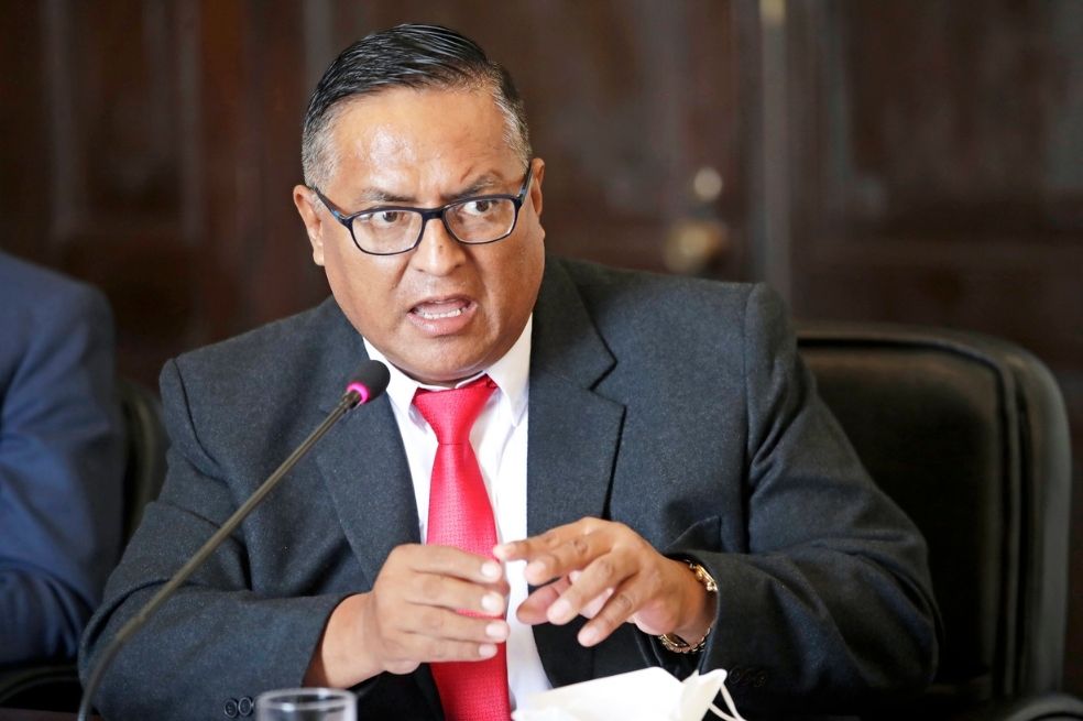 Nuevo ministro de Salud de Perú recetaba productos no avalados por la ciencia