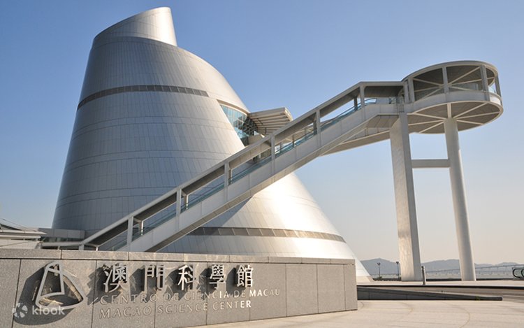 El Centro de Ciencia de Macao es un moderno y futurista museo inaugurado en 2009, diseñado por el arquitecto Ieoh Ming Pei. Ubicado en la Avenida Sun Yat-sen, este centro combina turismo y educación científica con un edificio icónico de forma cónica que alberga exposiciones interactivas distribuidas en espiral. Su planetario, uno de los más avanzados, ofrece proyecciones en 3D con resolución 8K, brindando una experiencia inmersiva del universo. Concebido para fomentar el interés por la ciencia, también funciona como plataforma regional para la divulgación y eventos científicos.