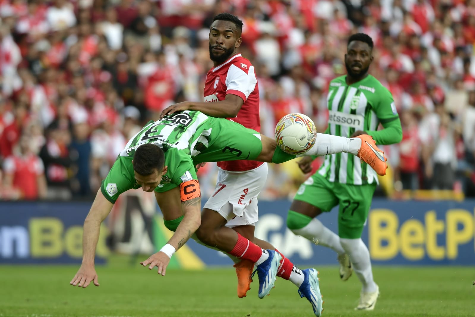 El ataque de Santa Fe, conformado por Jersson González (foto), Hugo Rodallega y Francisco Chaverra fue un dolor de cabeza para la defensa de Nacional.