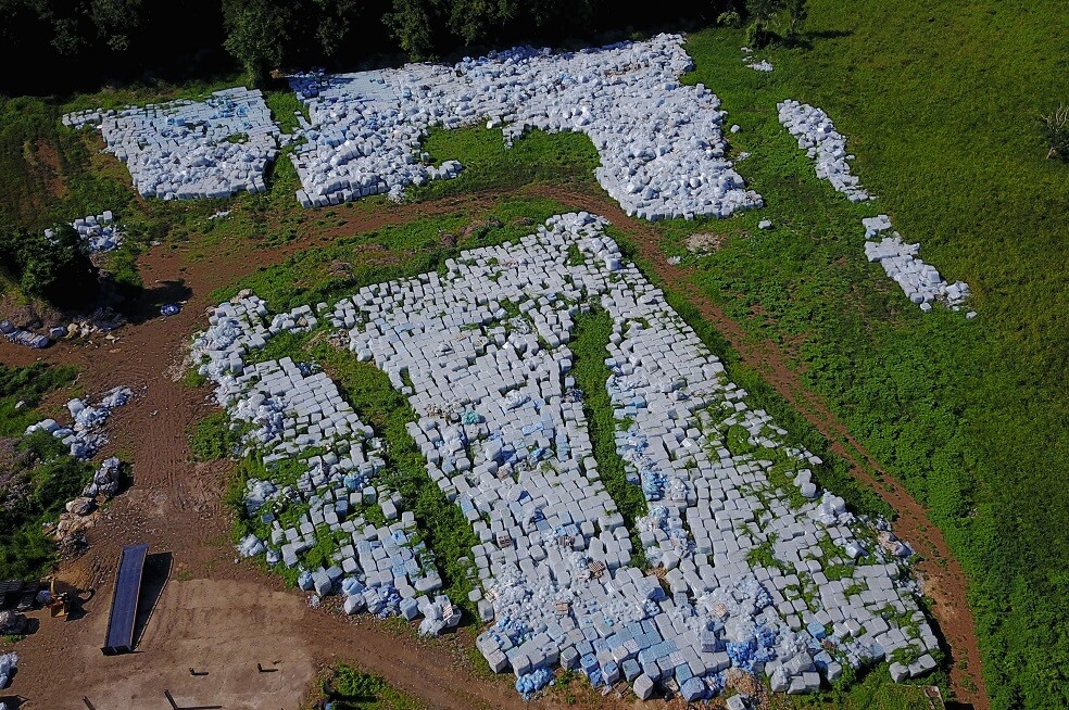 Botellas de agua para víctimas del huracán María aparecieron regadas en finca de Puerto Rico