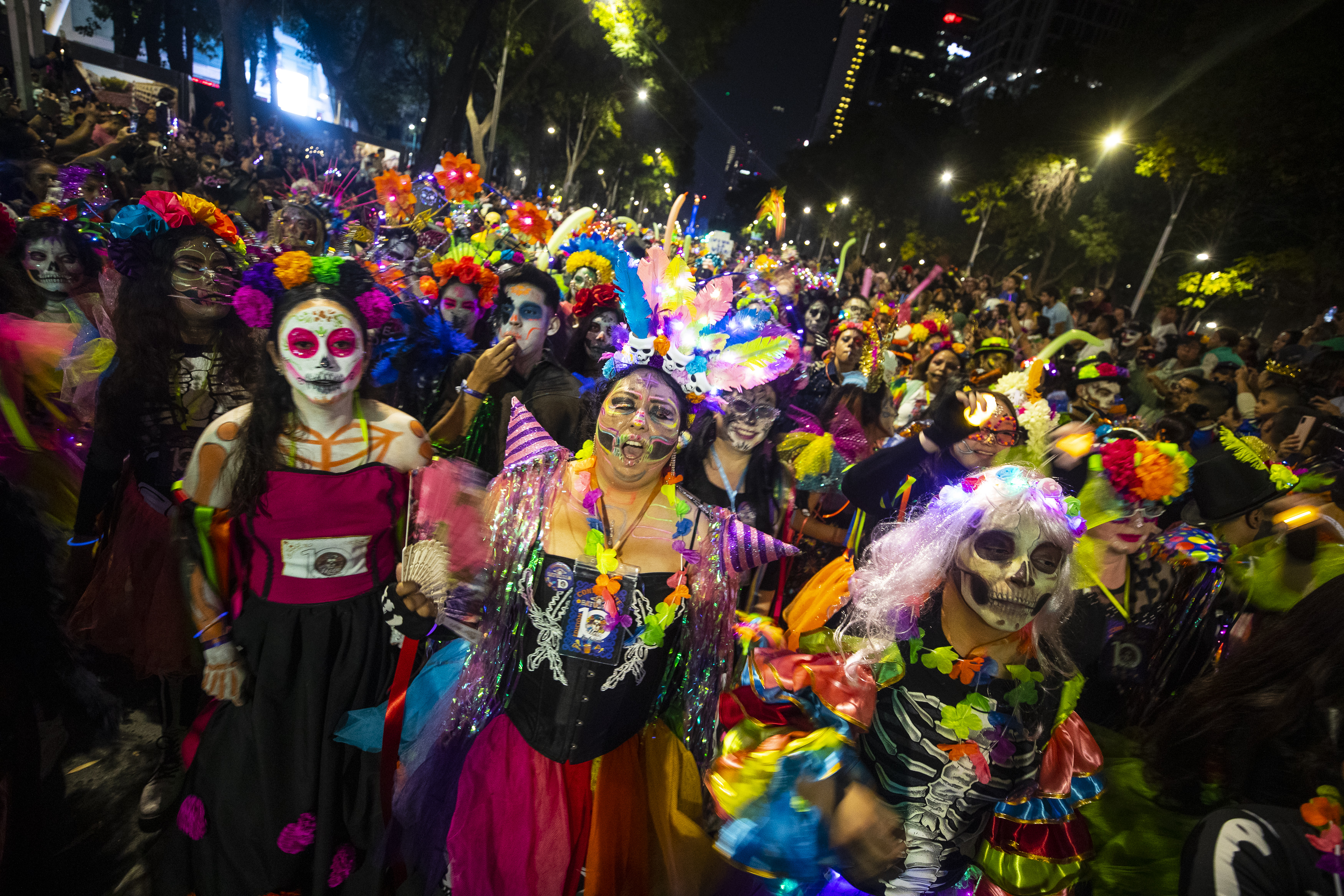 MEX9040.CIUDAD DE MÉXICO (MÉXICO), 22/10/2023.- Personas caracterizadas de Catrinas participan en la Procesión de Catrinas como parte de las celebraciones por el Día de Muertos, en Ciudad de México (México).Decenas de miles de mexicanos y turistas presenciaron este domingo la "Mega Procesión de las Catrinas", un desfile de esqueletos en Ciudad de México que sirve como antesala del Día de Muertos. EFE/Isaac Esquivel