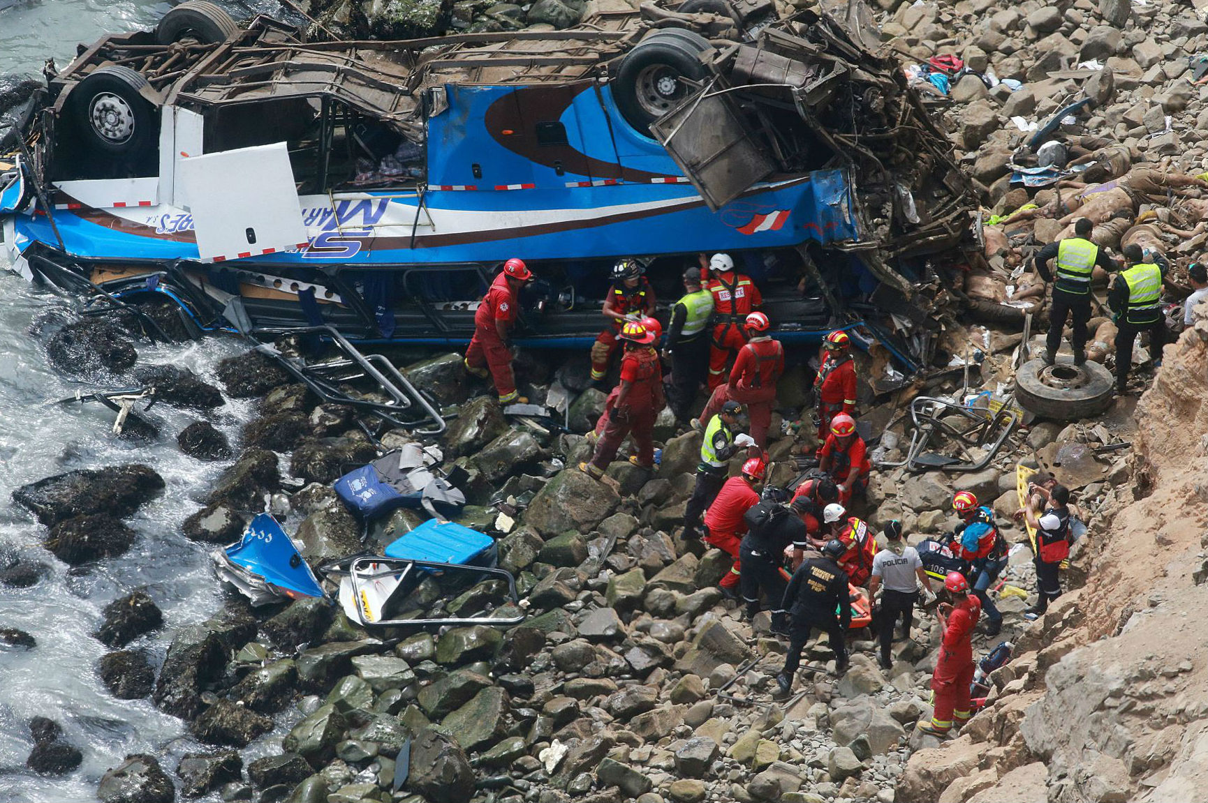 Al menos 25 personas murieron en bus que cayó a un abismo en Perú
