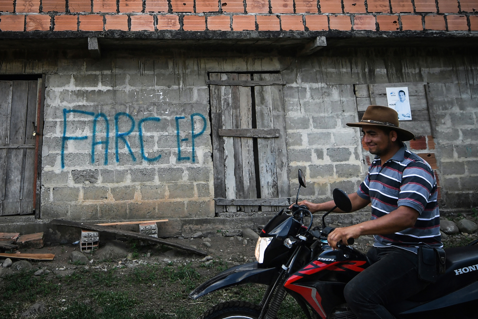 En algunos lugares de El Castillo todavía se ven marcas de la guerra, como grafitis o casas completamente destruidas.Jose Vargas Esguerra(Le puede interesar:Elección de alcaldes, 30 años de una apertura democrática teñida de muerte)