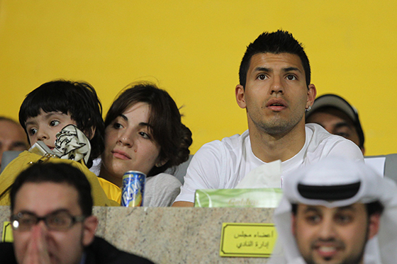 XAH04. DUBAI (EAU), 15/05/2012.- El futbolista argentino del Manchester City, Sergio Aguero (d), yerno del entrenador del Al-Wasl Club, Diego Armando Maradona, observa, junto a su esposa, Gianina, y su hijo, Benjamín, el partido de ese equipo contra el Al-Wenda Club hoy, martes 15 de mayo de 2012, en Dubai (Emiratos Árabes Unidos). EFE/ALI HAIDER