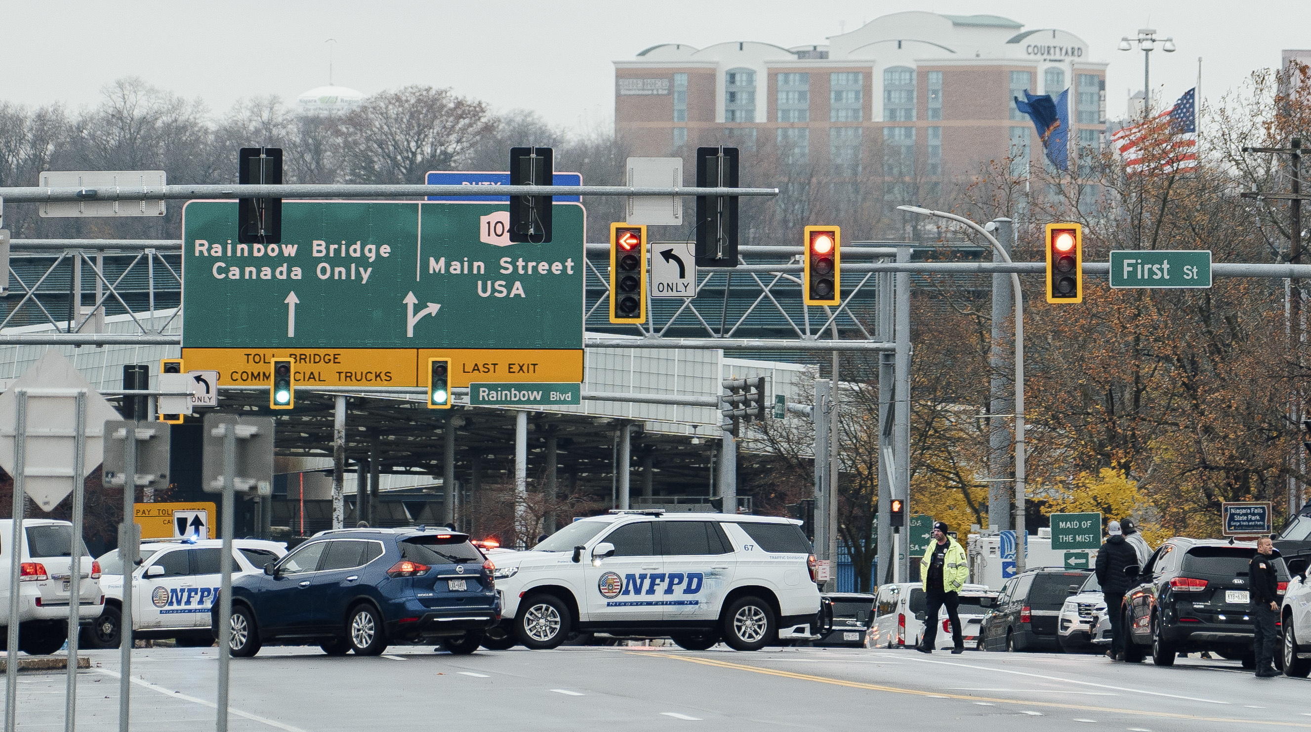 Niagara Falls (United States), 22/11/2023.- Law enforcement secure the roadway leading to the Rainbow Bridge after a vehicle exploded at the Niagara Falls International Rainbow Bridge border crossing between the United States and Canada in Niagara Falls, New York, USA, 22 November 2023. At least two people have reportedly been killed in the explosion which happened earlier on 22 November and all the bridges between the United States and Canada in the area have been closed. (Estados Unidos, Nueva York) EFE/EPA/PAT CRAY