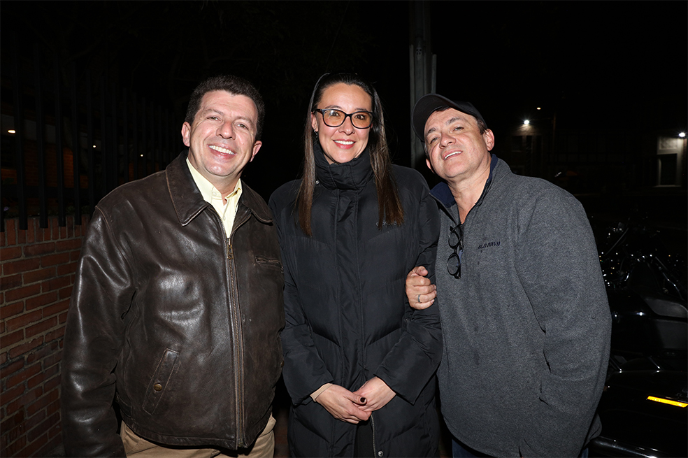 La gran apertura de @perrohachepe se vio llena de buena onda, música, amigos, familia y buena comida, @ramiromenesesc y @chefcantor inauguran un sitio de perros calientes de carne de langosta, en la calle 67 con carrera 6, ayer fue una noche inolvidable para Ramiro Meneses ganador de @masterchefcelebrityco en la inauguración de su negocio de comidas rápidas, estuvo rodeado de sus seguidores y un shows del Parche de Harley Davidson donde demostraron lo imponente e increíbles que son éstas máquinas.