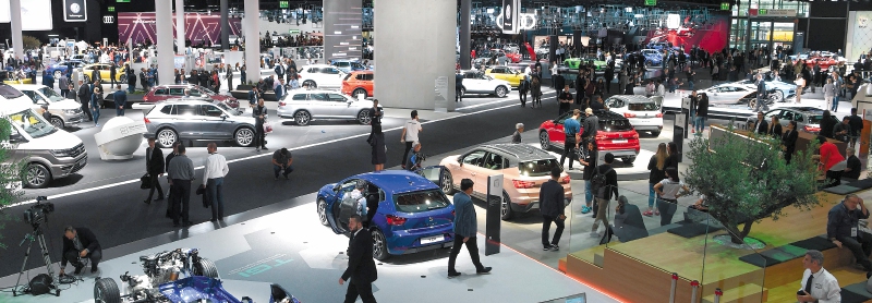 Miles de visitantes han asistido al Salón del Automóvil de Fráncfort, que termina mañana. / AFP